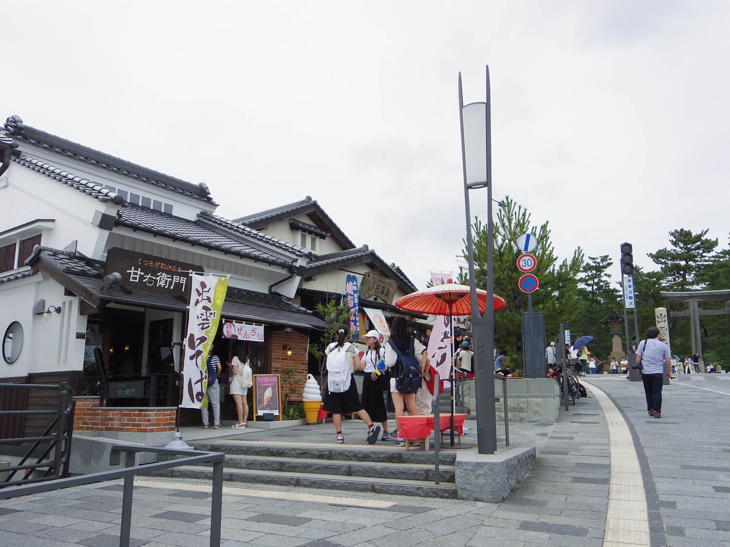 新門街充滿了特製商品和紀念品，包括「出雲善物」