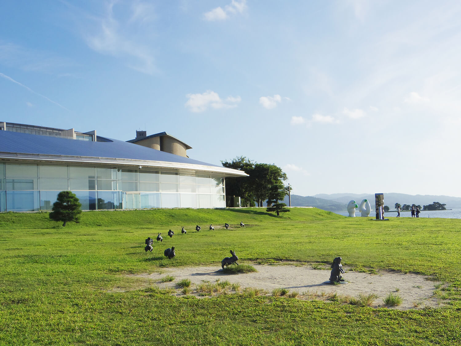 博物館前是湖畔。 戶外雕塑「宍道湖兔子」是受歡迎的婚介地點