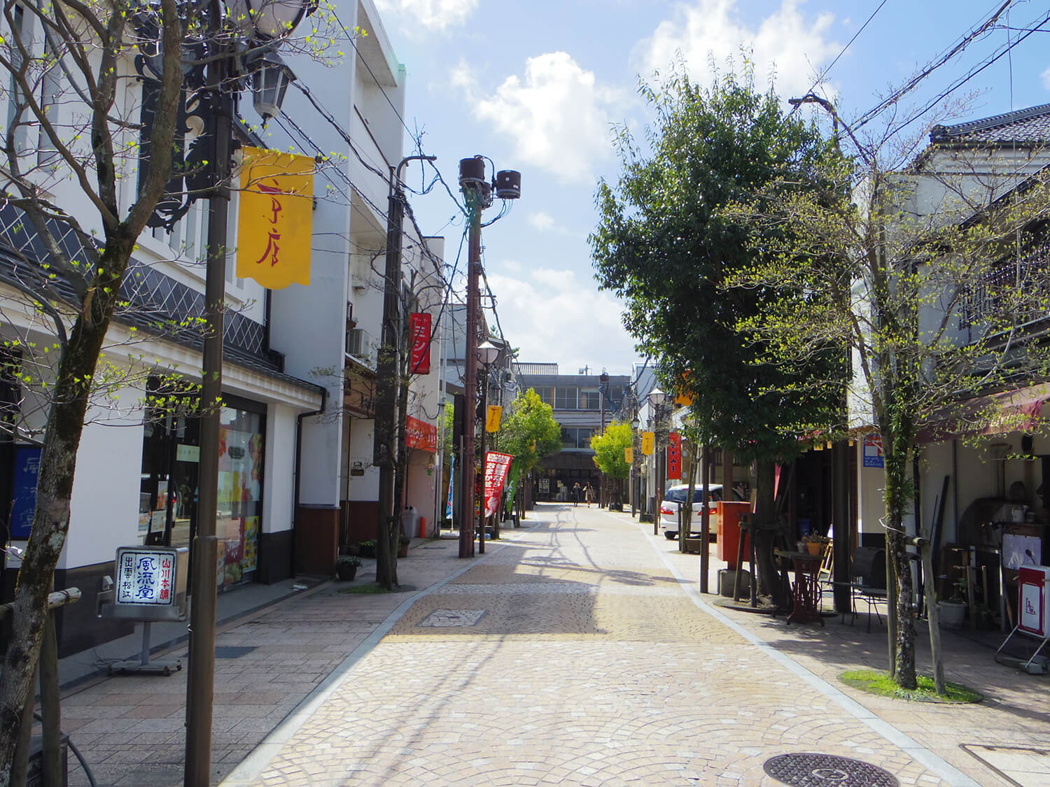 京都商店街的許多商店都是古老的建築，給人一種歷史感