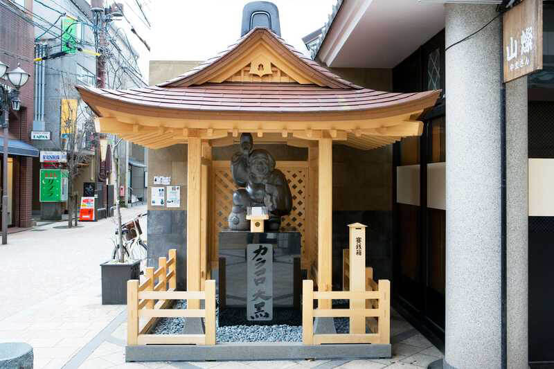 位於烏貓廣場南入口的「烏貓大黑」是一個受歡迎的婚介場所