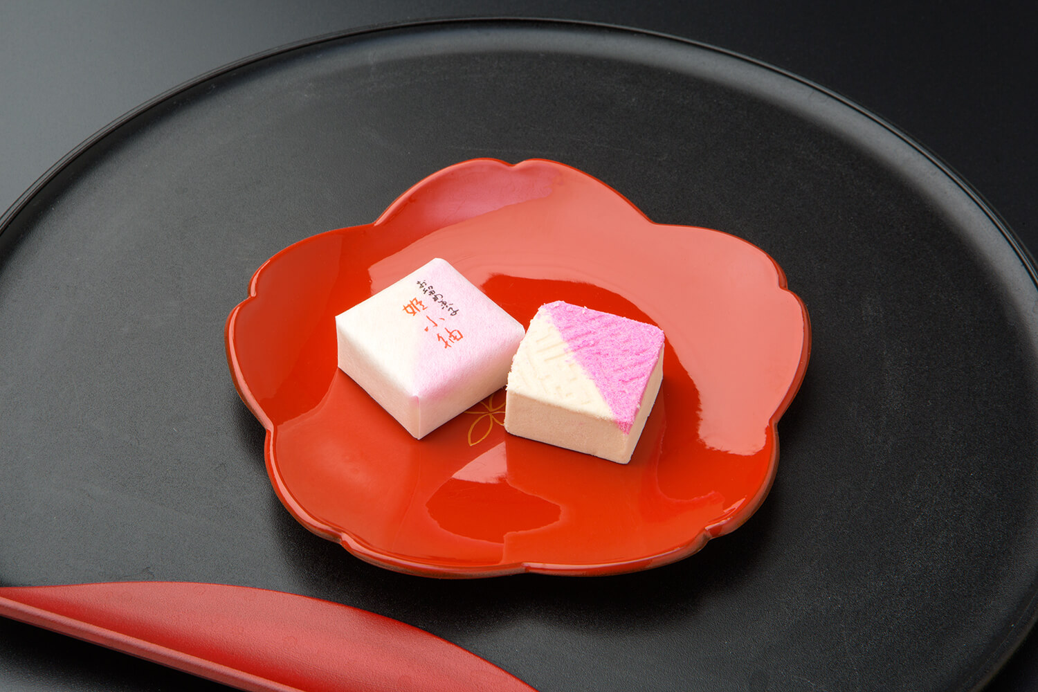 雖然是領主下令舉行茶道，但也被稱為“保留糖果”，因為它被禁止在其他地方出售