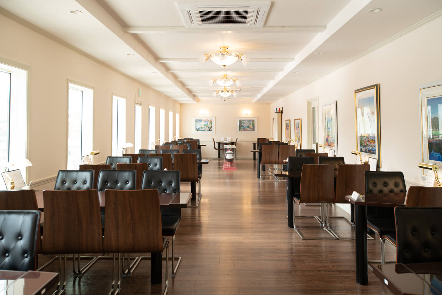 寬敞的店內後面還有遊輪模型