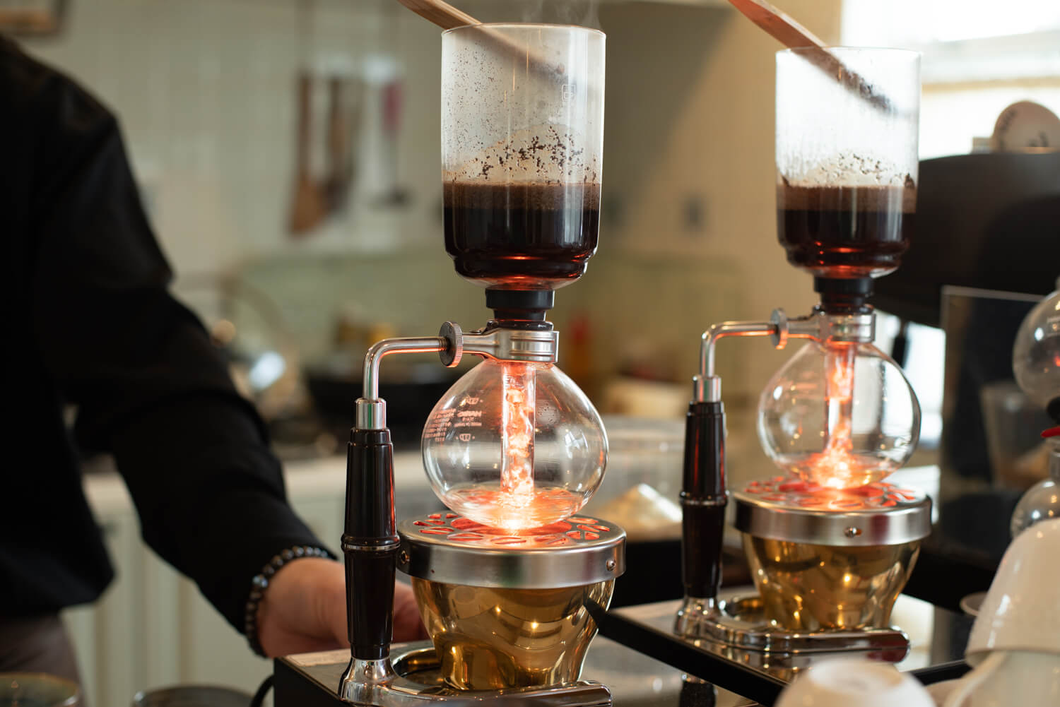 「虹吸咖啡」是550日圓起的混合咖啡。 冰咖啡是冷萃咖啡，使用冷凍咖啡中的冰塊。