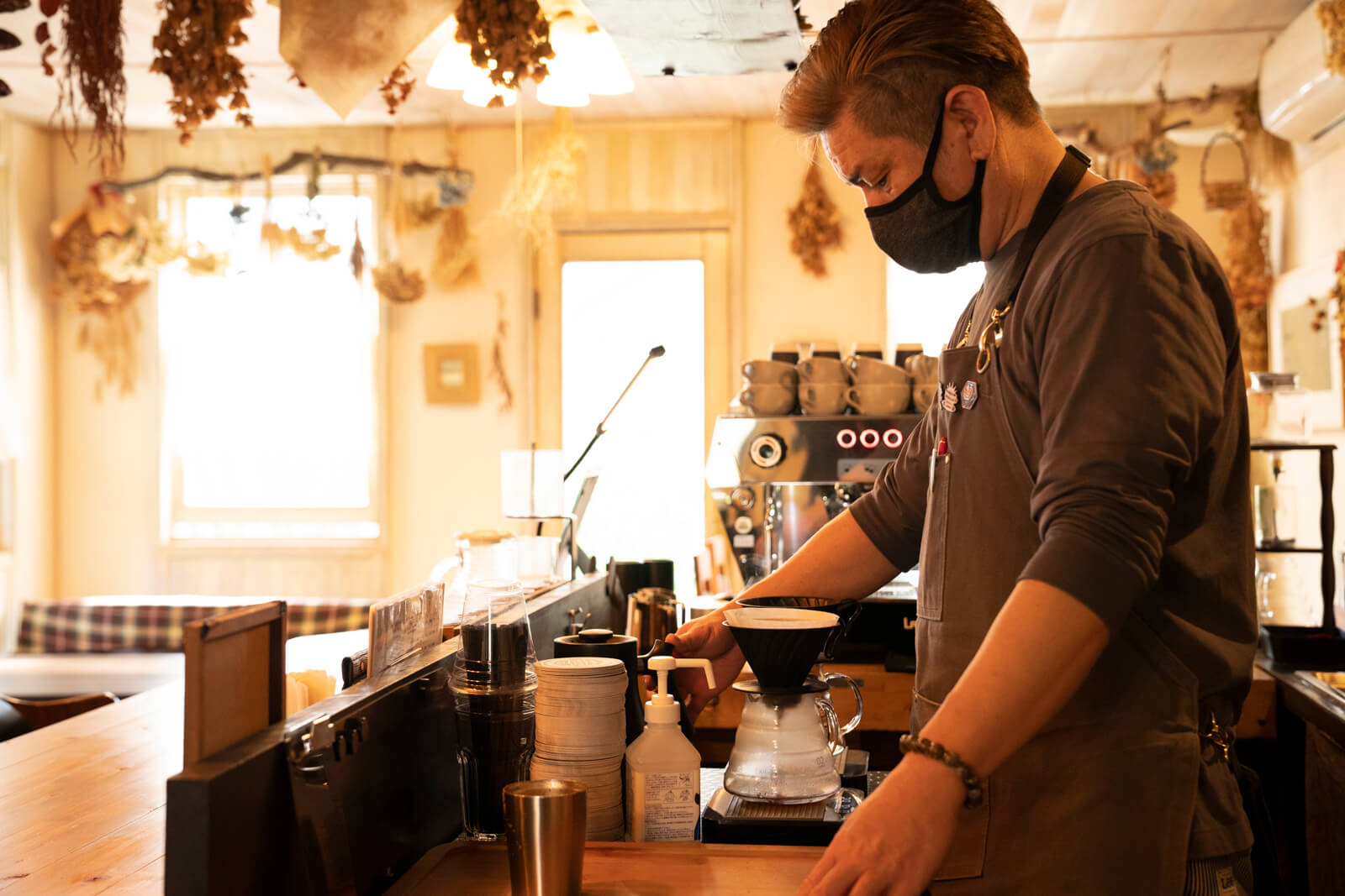 他說，店裡所有的室內裝修都是他自己做的。 乾燥花的懷舊氛圍真是太棒了。