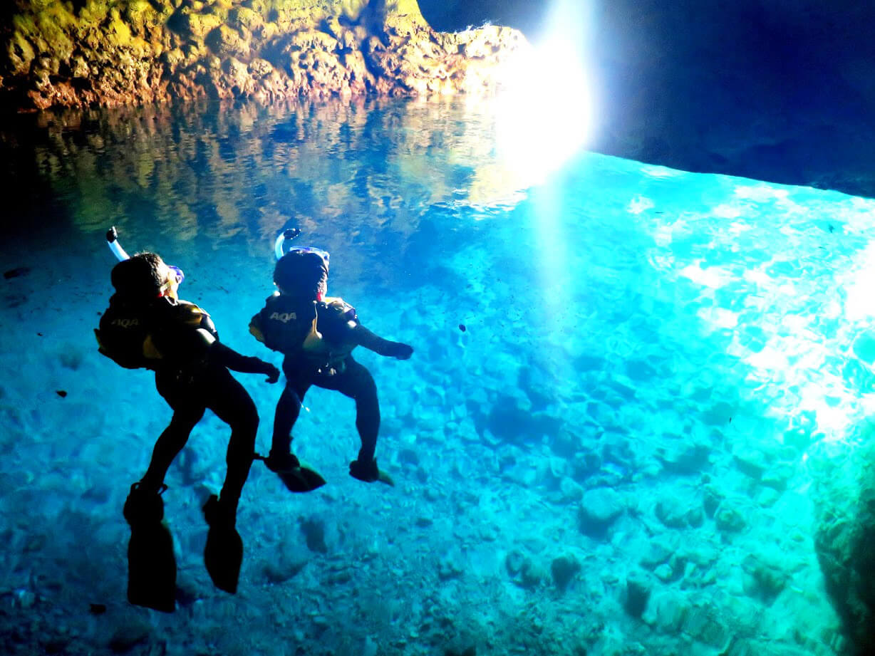 享受晶瑩剔透的深藍色世界