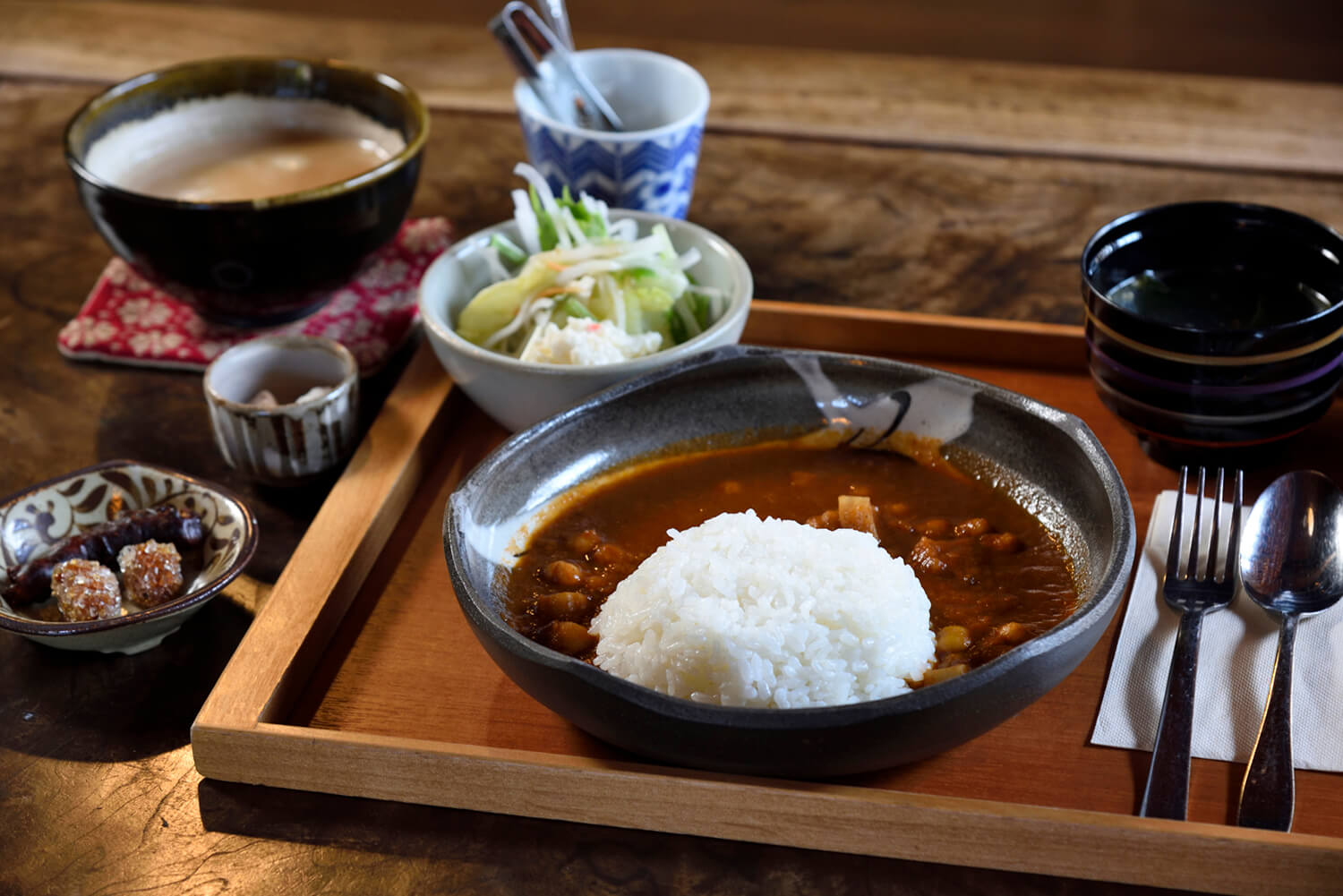 「蓮藕鷹嘴豆咖哩（附湯和迷你沙拉）」850日圓、「熱咖啡拿鐵（附卡林托）」550日圓