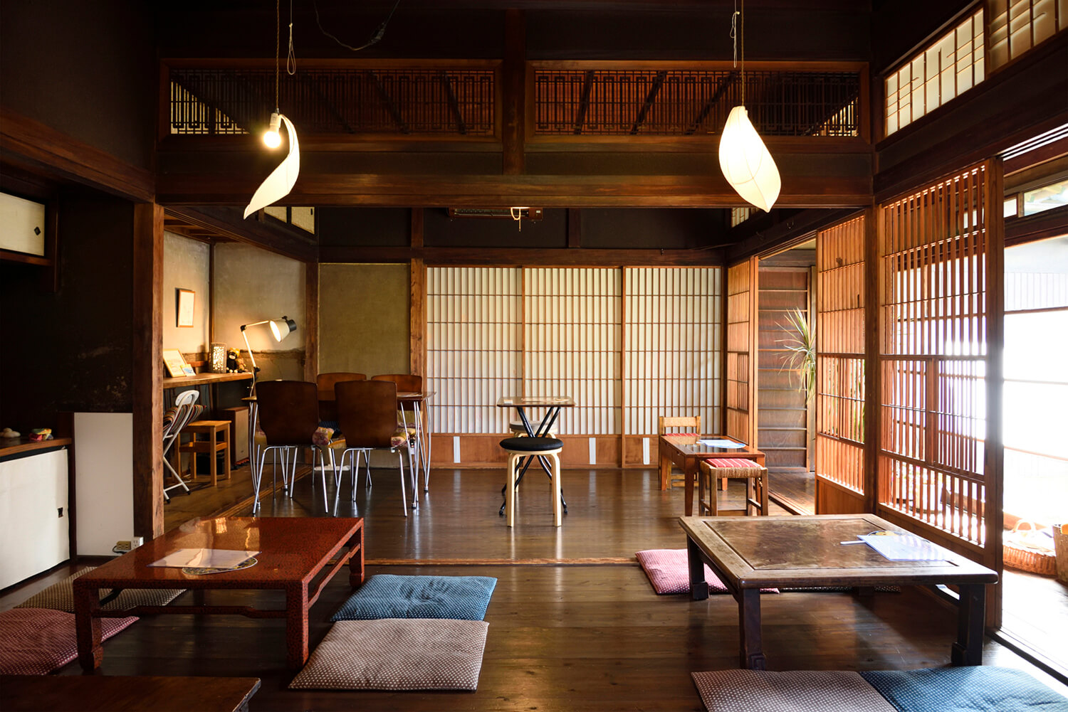 店內維護精美的配件引人注目，500多本書一字排開