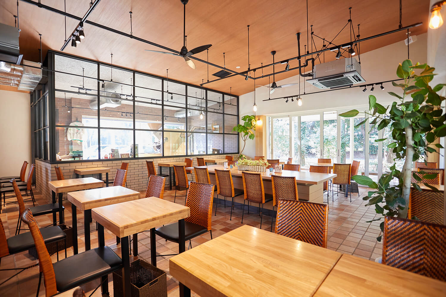 在玻璃牆後面，Saza Coffee的第一台烘焙機「PROBAT」正在積極使用