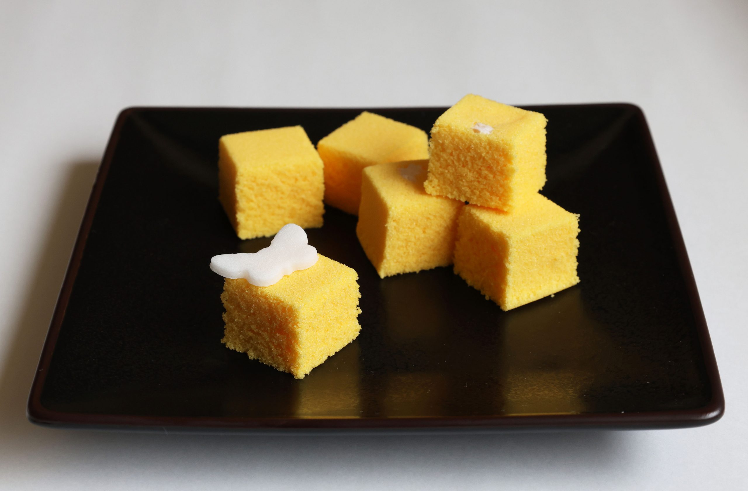 봄의 나바타케 위를 나비가 어지럽게 나는 님이 표현되고 있다. 주사위 장의 「아취」의 이외, 본점에서는 좋아하는 크기에 찢어서 즐기는 직사각형 타입도 판매 