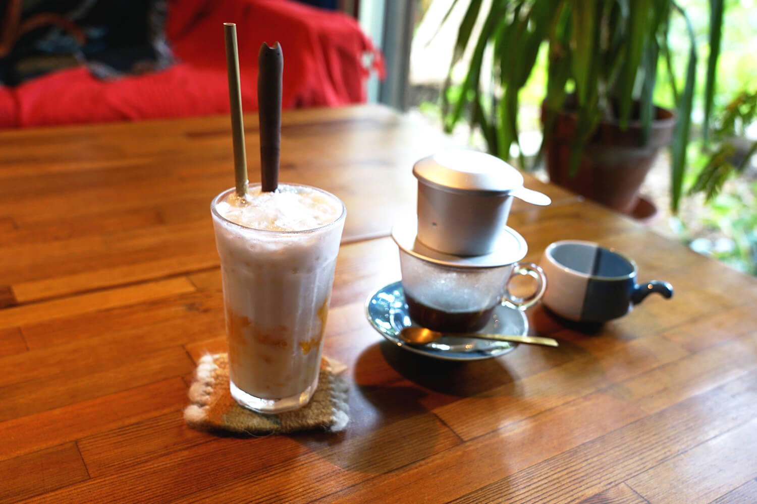 越南標準點心「芒果椰奶車」715日圓、「越南咖啡」495日圓