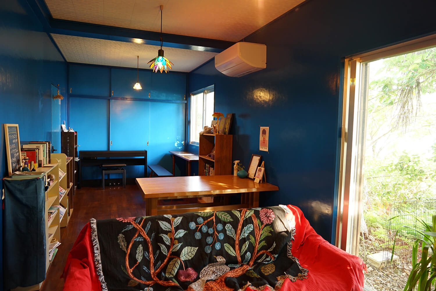 鮮豔的色彩店裡還有一架鋼琴。 島上有許多藝術家的書籍和獨特的工藝品