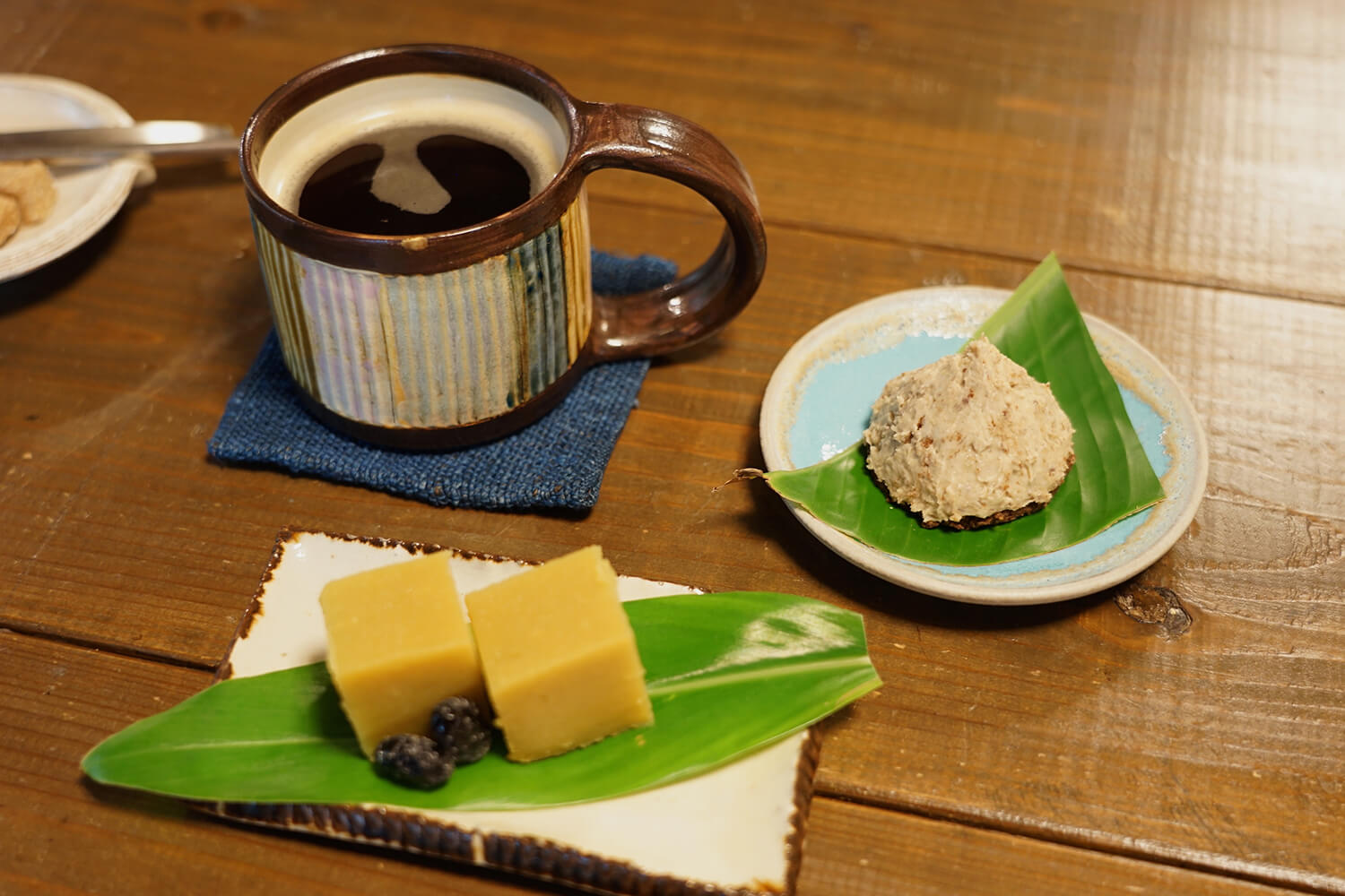 「一口栗子蛋糕」190日圓、「馬鈴薯羊羹」190日圓、自家烘焙「咖啡」450日圓