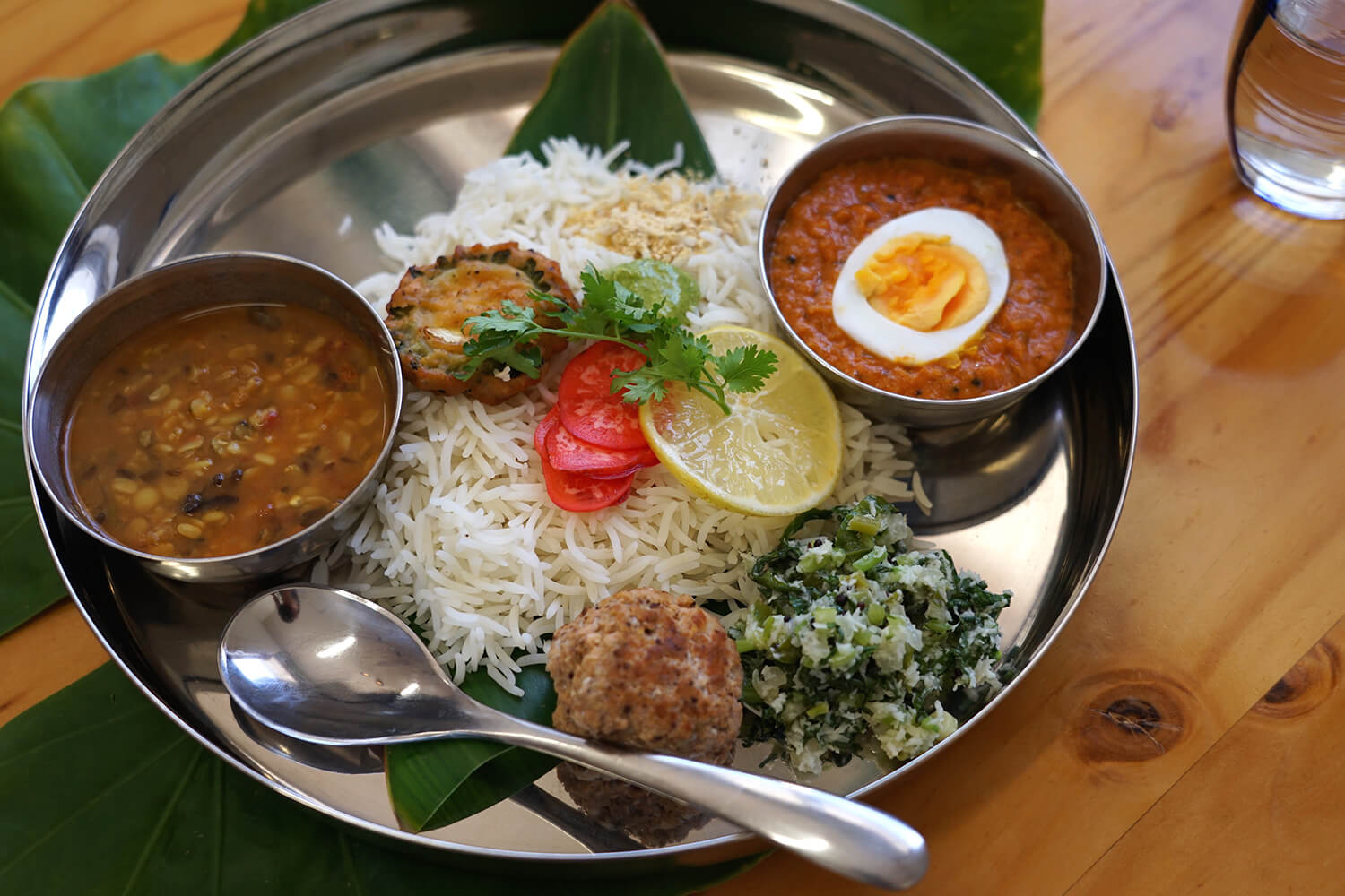 「生斯特朗盤」的盤子上放著咖哩和許多小菜JPY1000