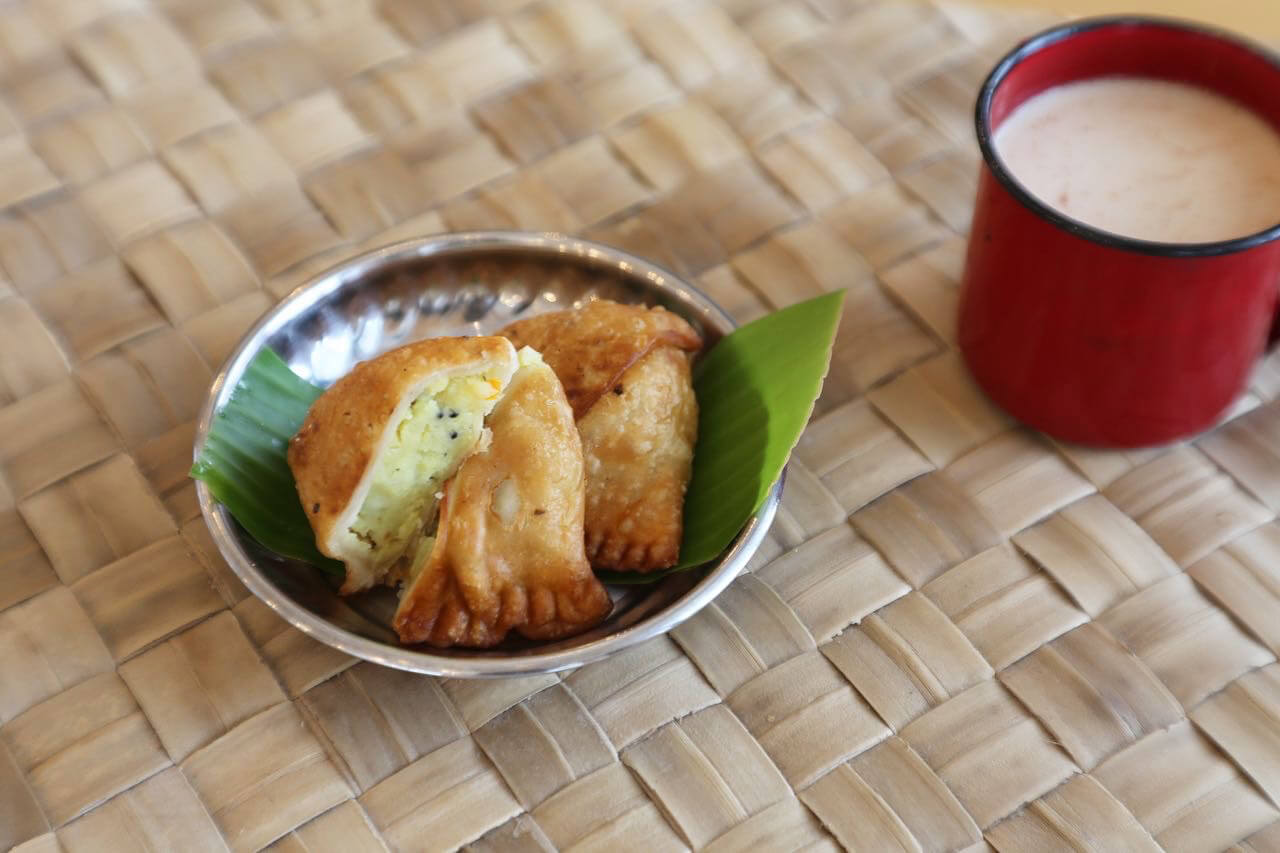 1 塊辣味印度小吃“薩摩薩”200 日元，原味混合“Chai”300 日元