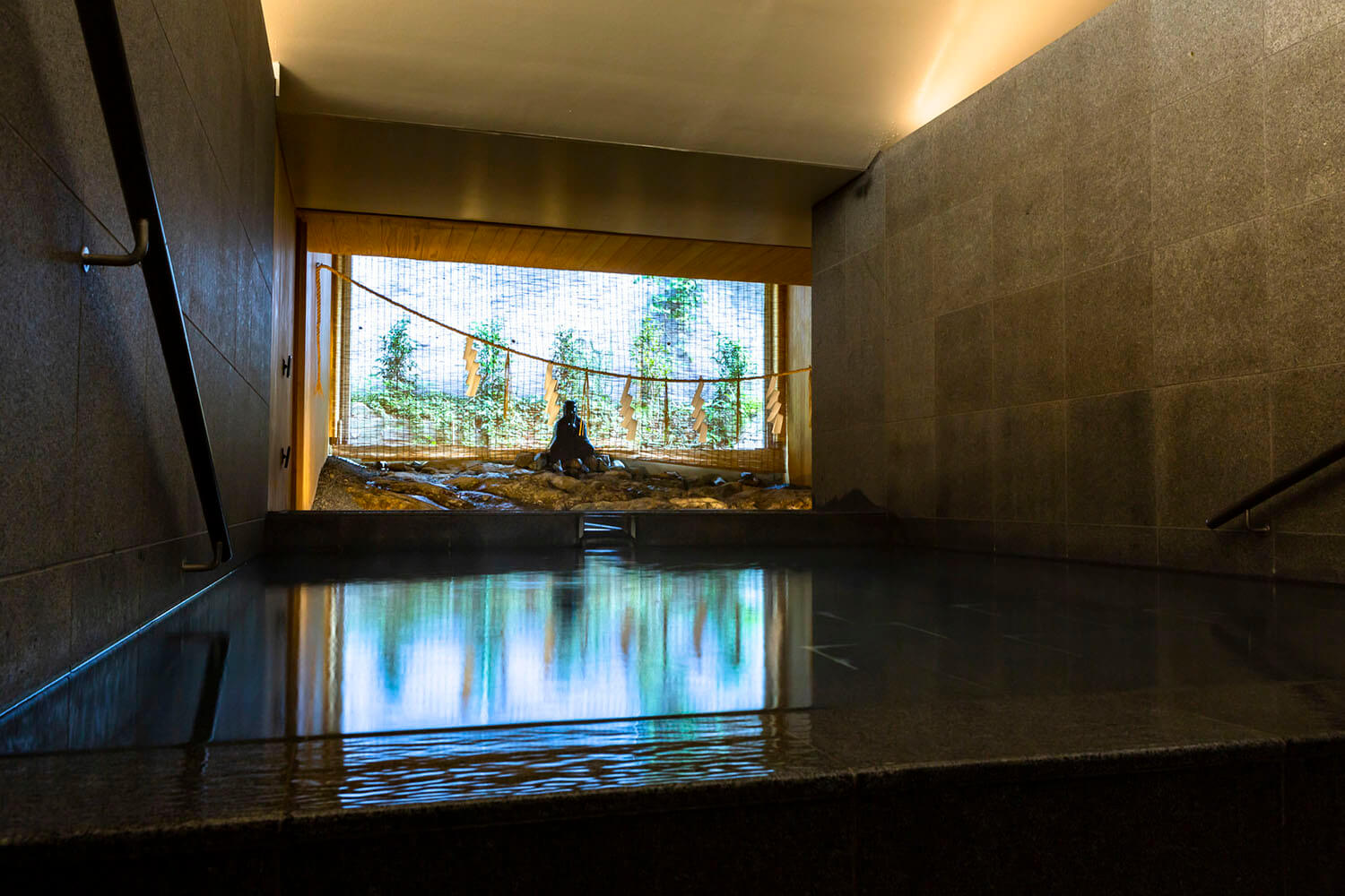 浴缸加深至1米，以利用從底部湧出的泉水。 基岩上有一尊住吉大名神的雕像