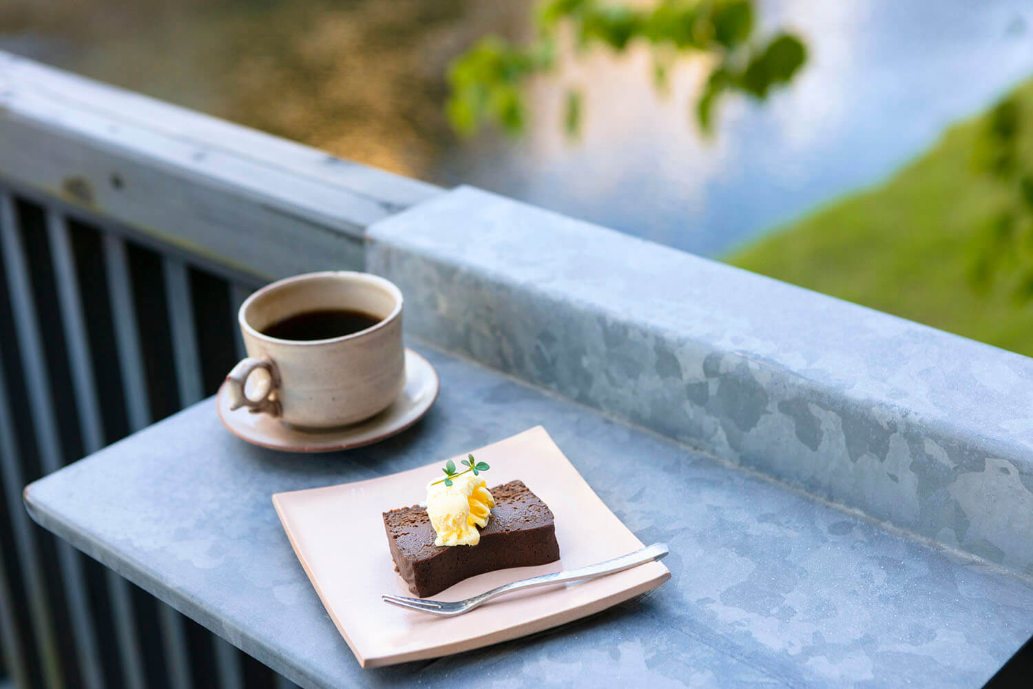 「巧克力蛋糕」650日圓、手沖自家烘焙咖啡「Oshin Blend」650日圓