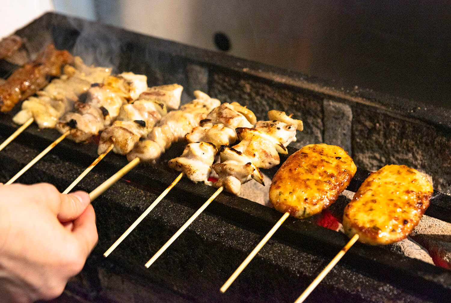 烤雞肉串是1日圓150~。 除了雞肉的每個部位外，還有五花肉和蔬菜。