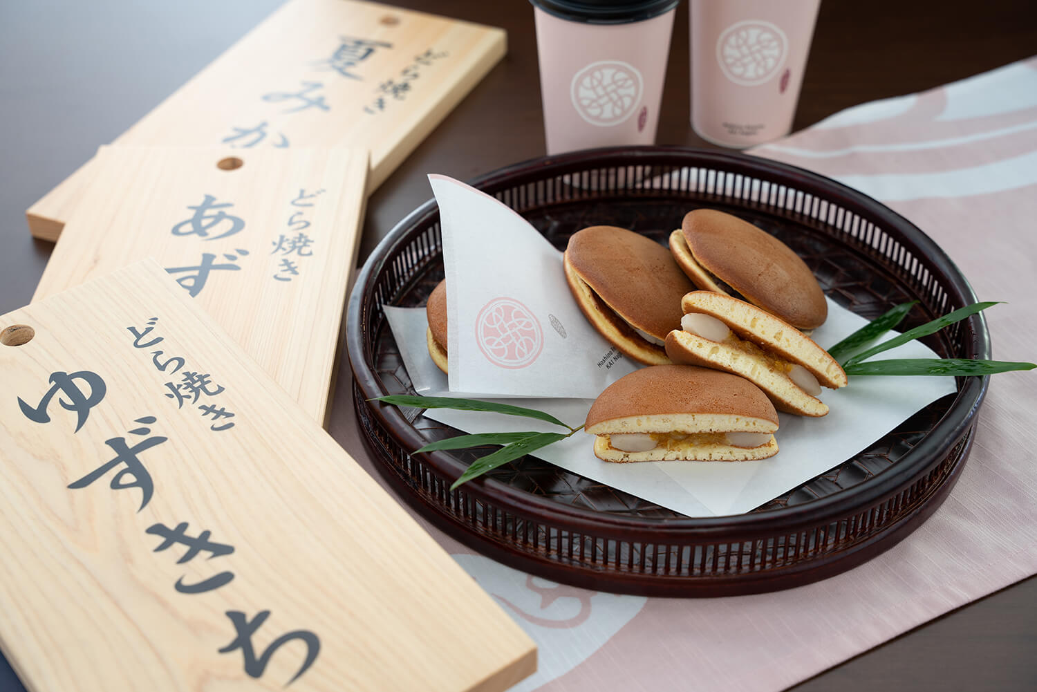 銅鑼燒各種300日元。 裡面的白豆沙和豆沙是當地老字號日式點心店「村岡小月堂」為這道銅鑼燒特別準備的