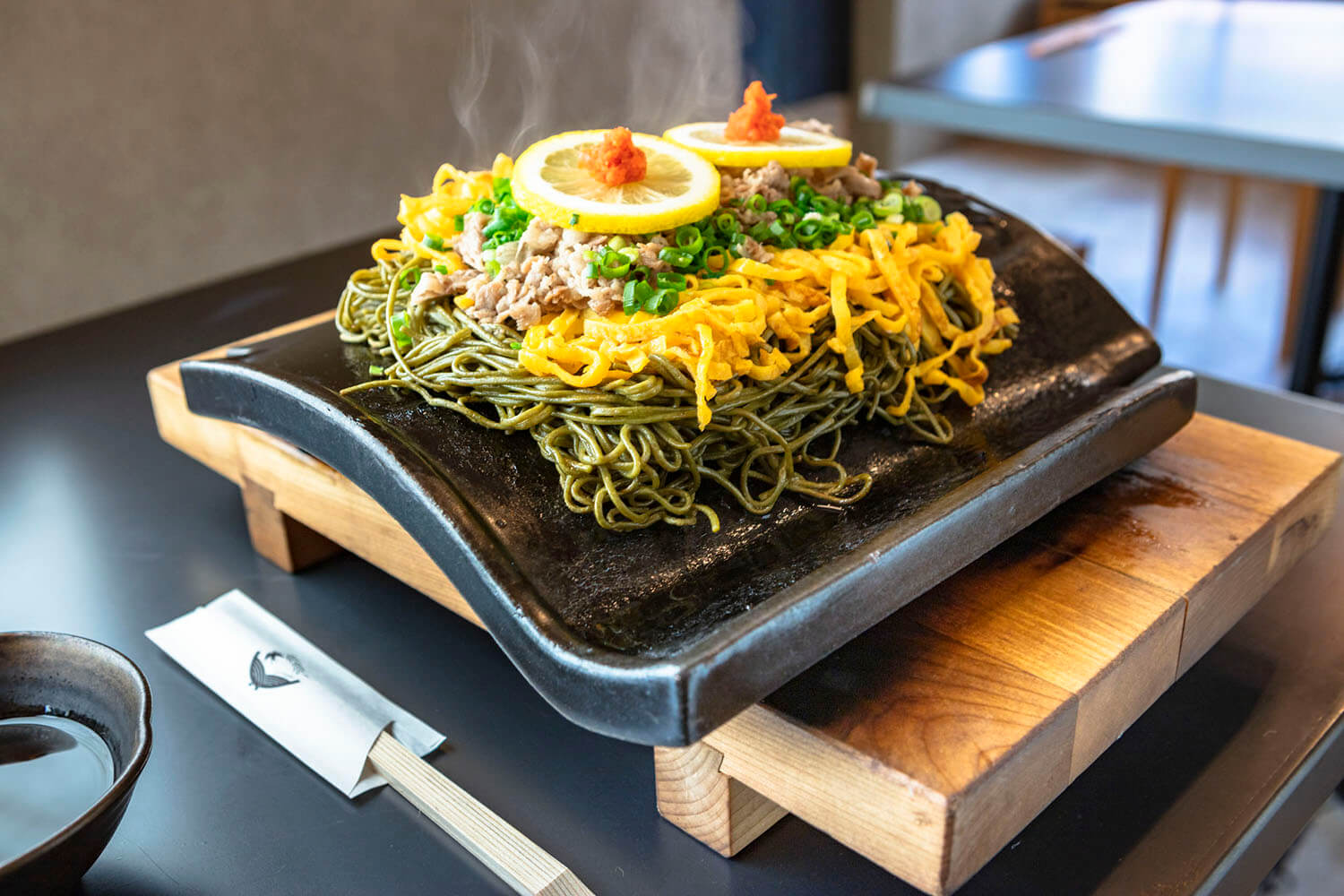 「瓷磚蕎麥麵」JPY1298 1人份（照片為2人份）。 使用日本三大瓷磚之一的“石州瓷磚”