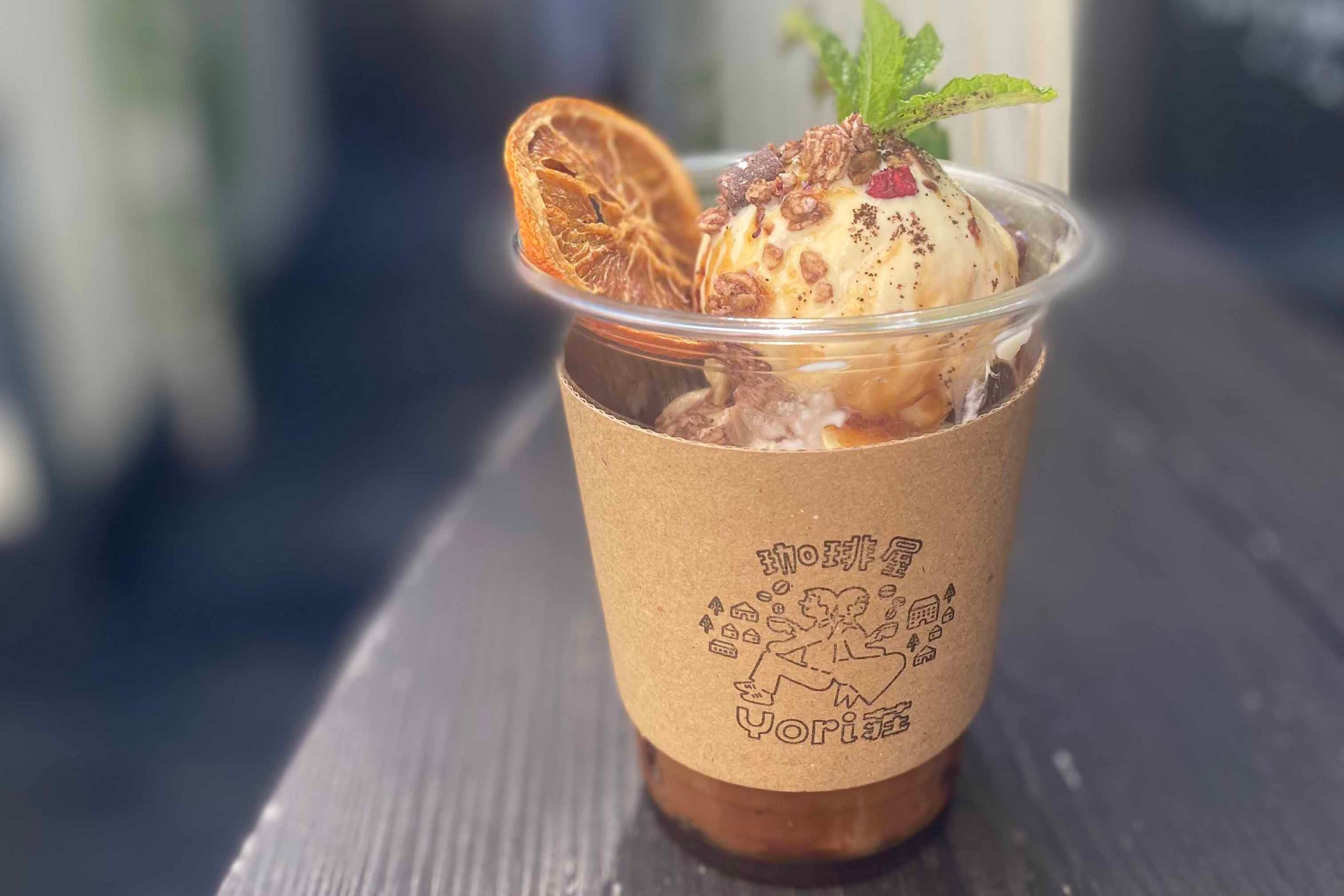 A skin of coffee beans and "AFOGADO of" a coffee cherry which bet cascara syrup with flesh and espresso on vanilla ice cream of 780 yen