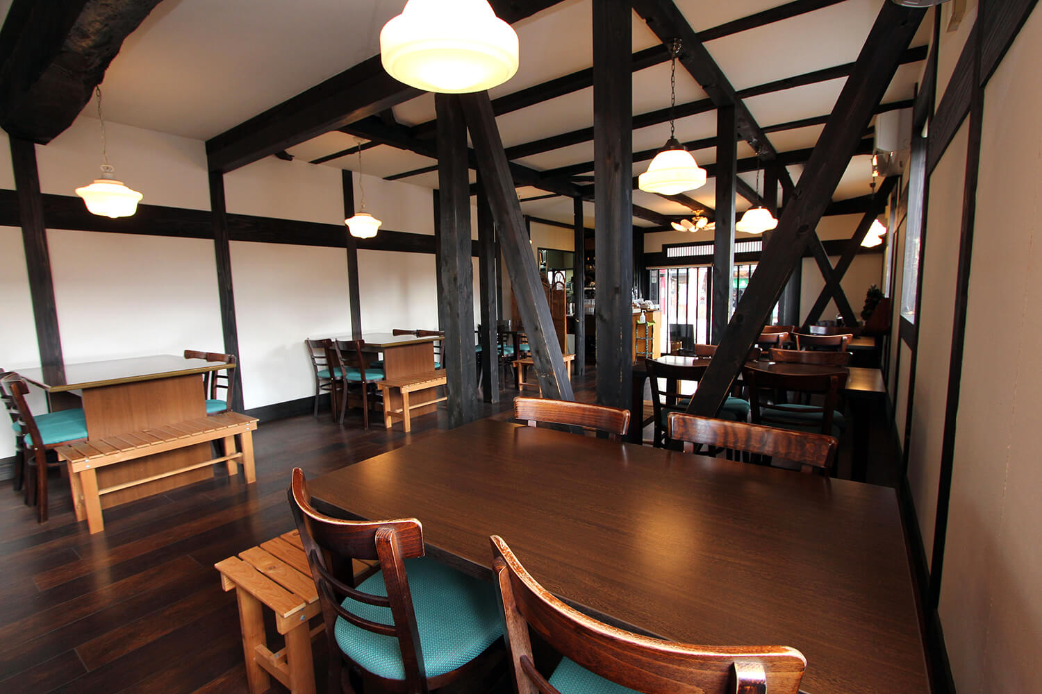 有吧台座位和桌子座位。 店後面還有桌子座位，可以看到小花園，所以如果空著的話一定要去。