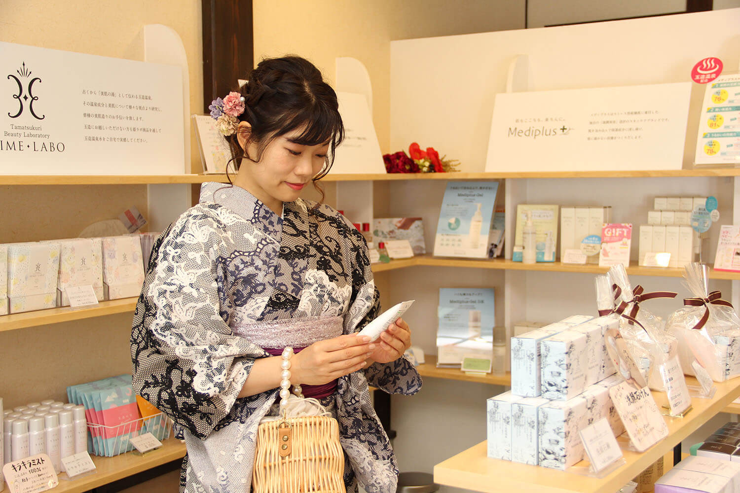 一樓擺放著以「美味又美麗」為概念的紀念品和當地品牌「Hime Labo」的化妝品