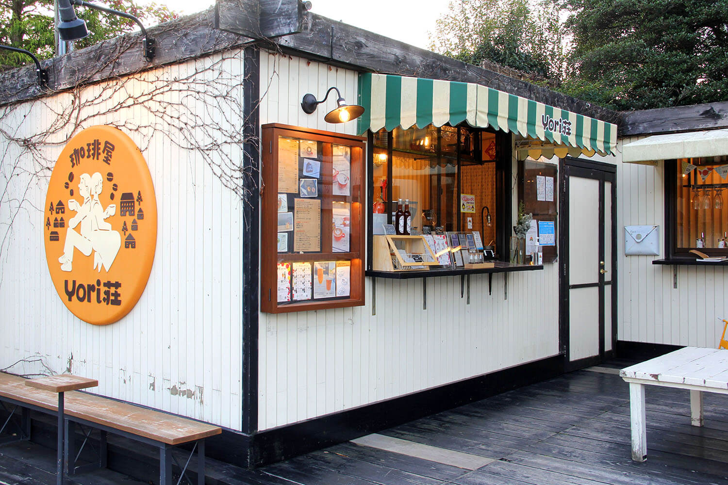 您可以將所有飲料和食物菜單帶回家。 瓶裝精釀啤酒也建議在旅館和飯店享用。