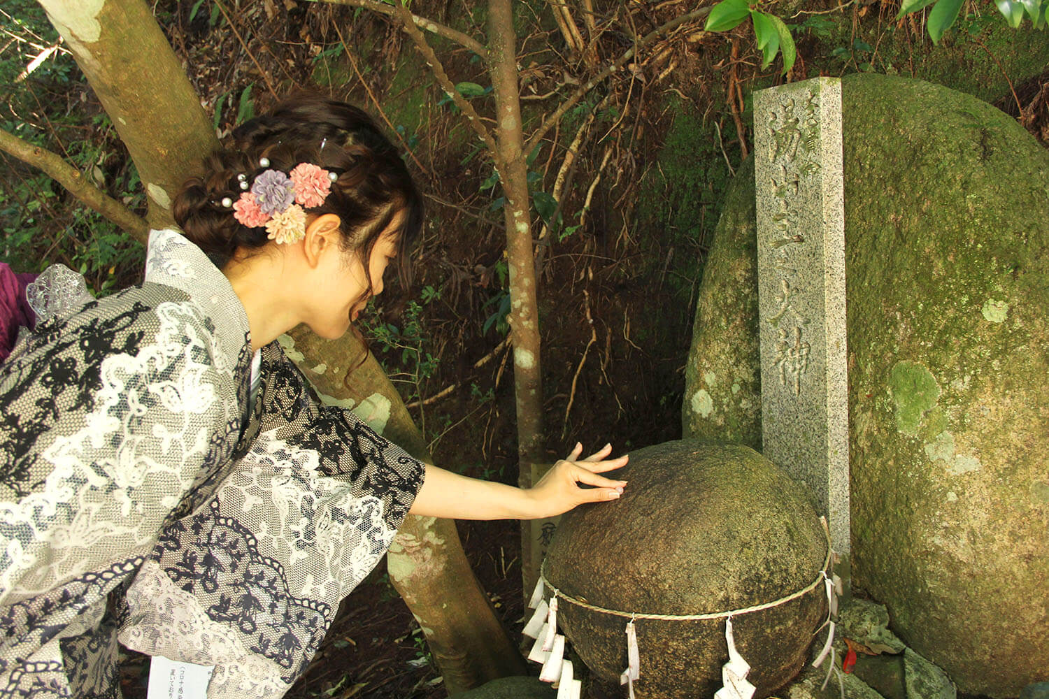 很久以前從山上突然出現的一塊圓形石頭。 據說，當時的村民將其作為“神體”供奉在神社中，就開始了