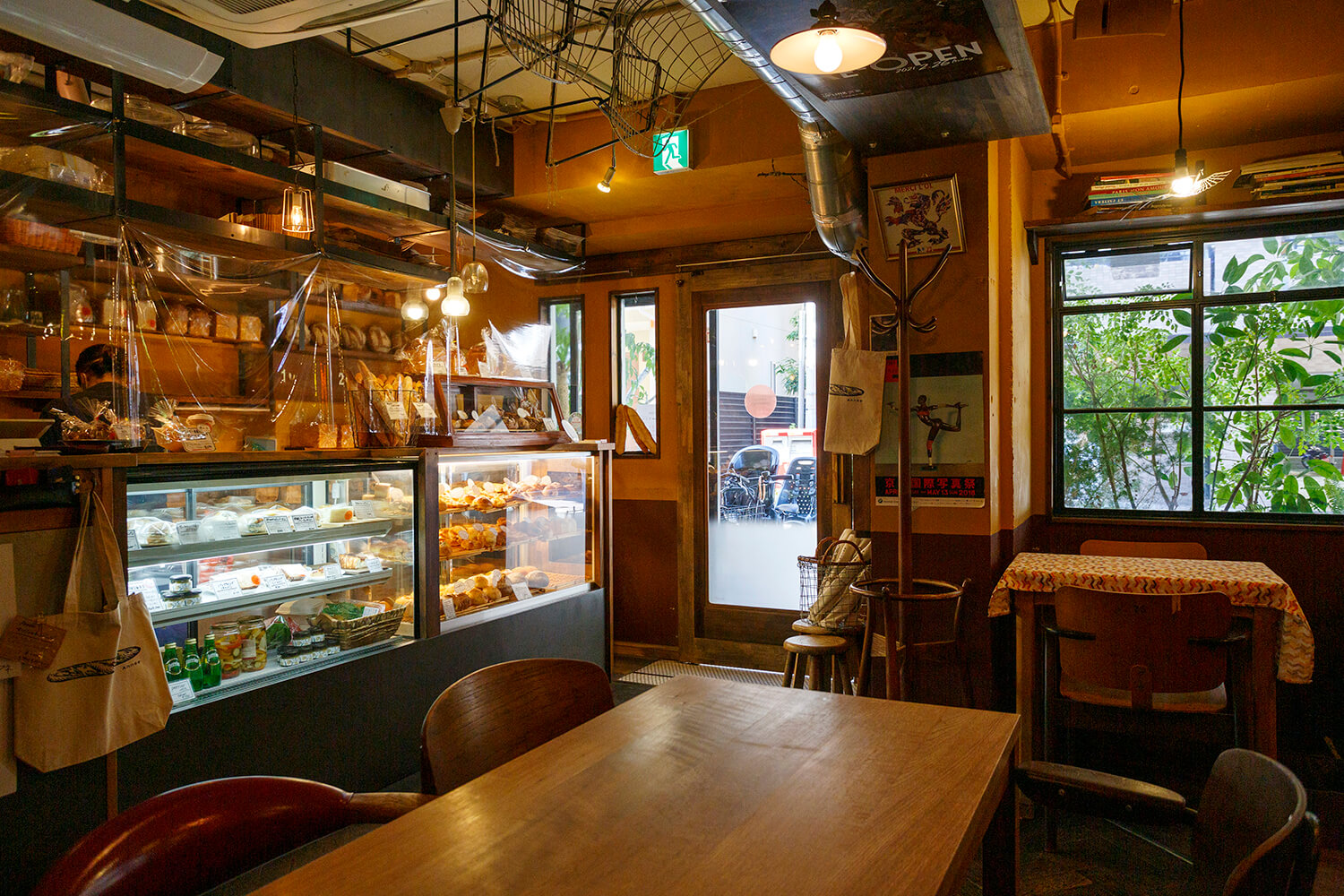 自建裝修的內部，鋪有舊木地板和復古家具。 外面還有綠意盎然的露台座位。