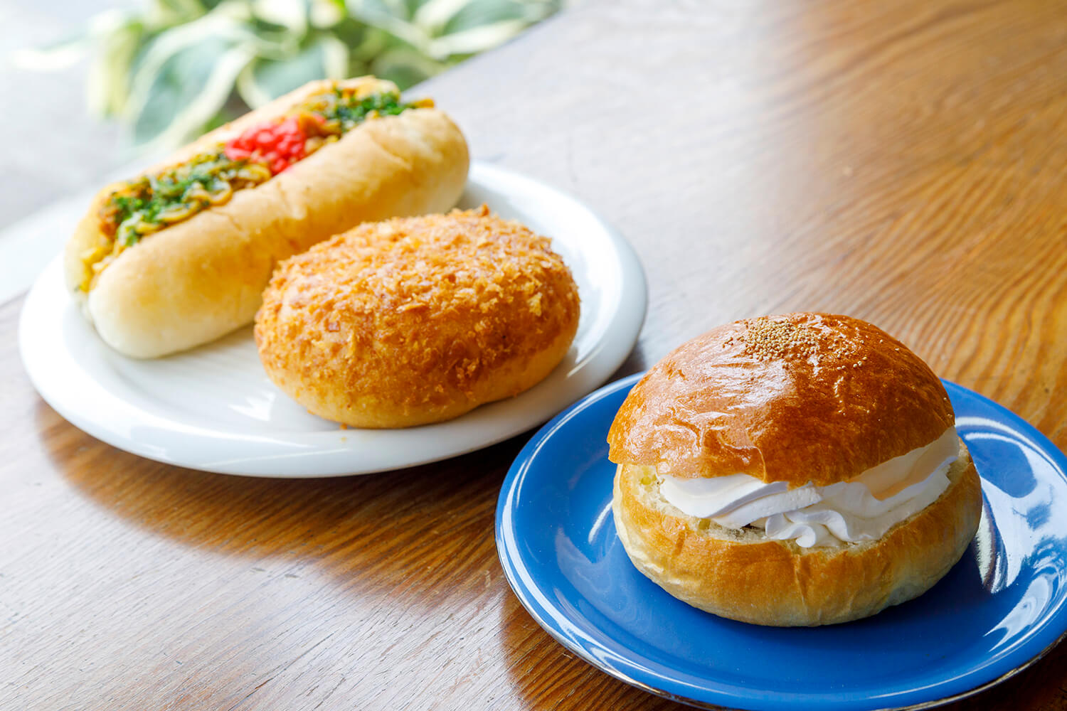 「冷生紅豆麵包」190日圓、「咖哩麵包」180日圓、「炒麵卷」300日圓