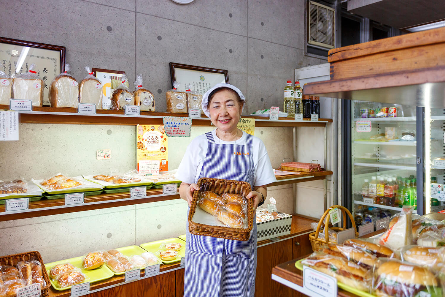 炸麵包、丹麥麵包、三明治等種類很多。 這也是附近的孩子們來辦事的日常場景。