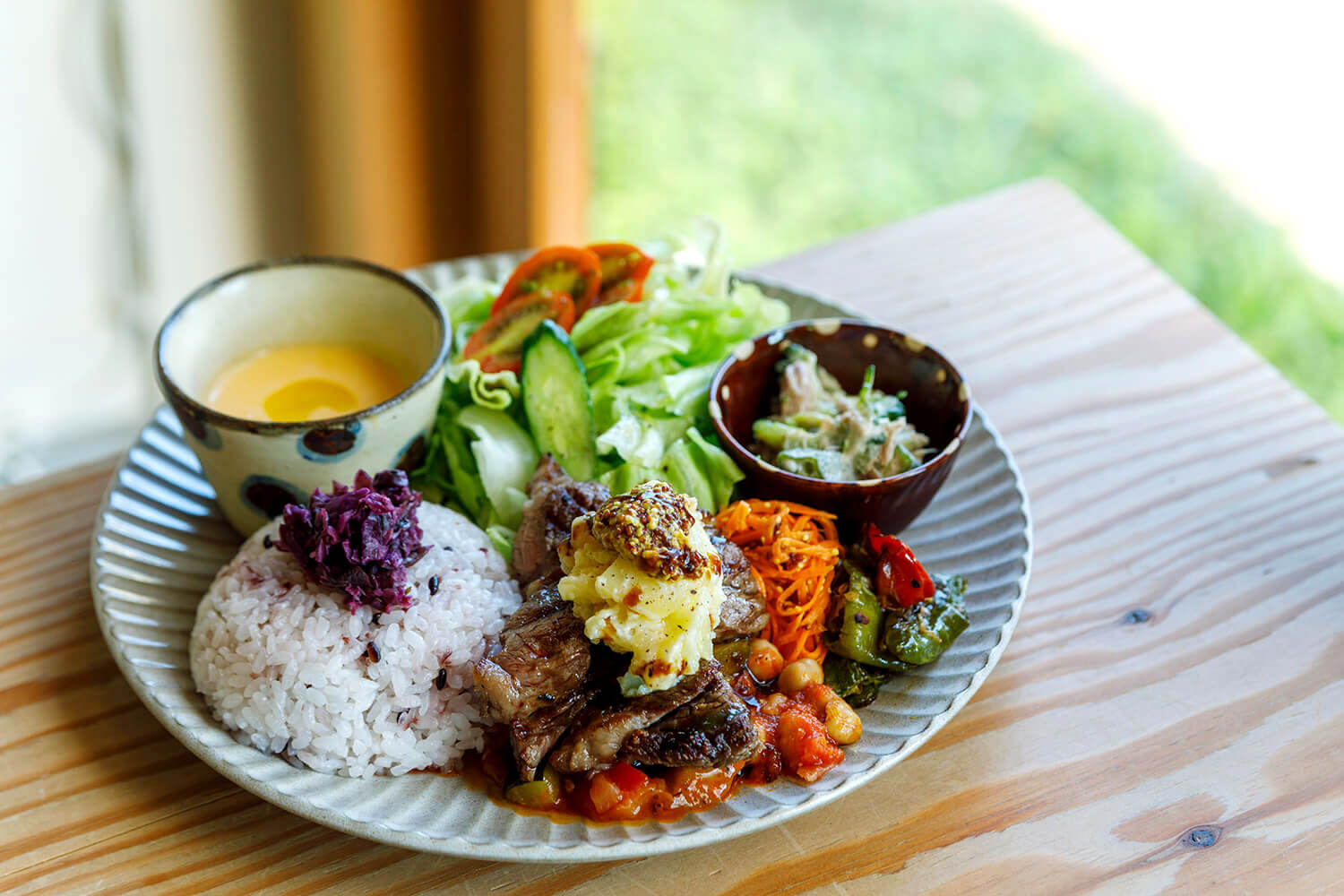 「今天的午餐」JPY1200。 照片是一天的例子，如料理鼠王、涼拌南瓜湯、烤牛肩肉等。