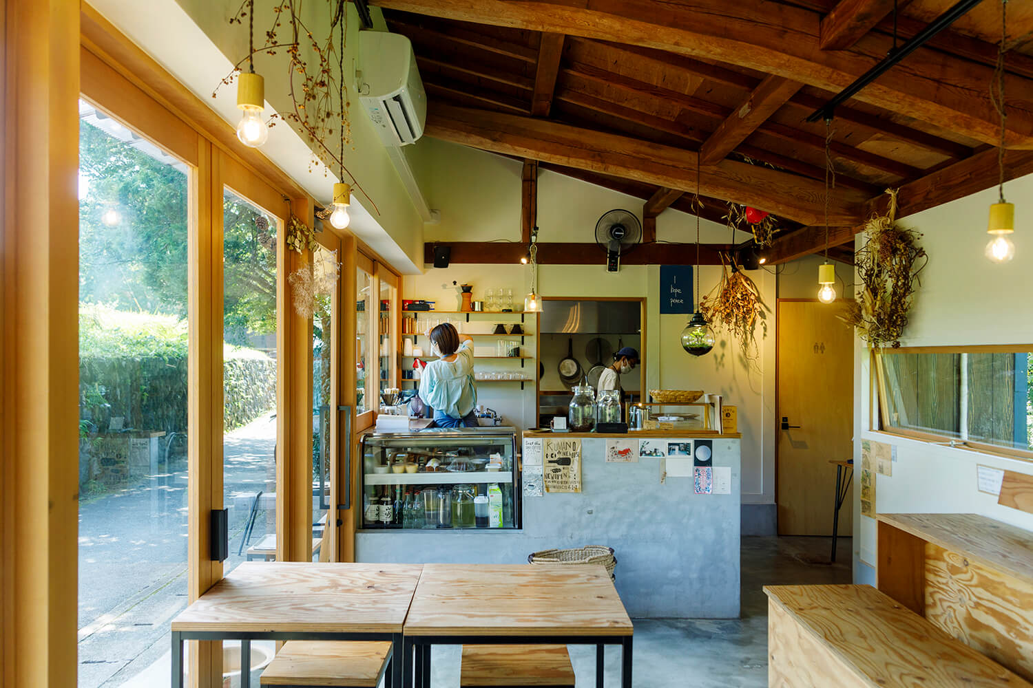 店內的老樑很大，給人留下了深刻的印象。 入口前可以欣賞到田野的大全景，吧台座位前是高野川的清澈溪流