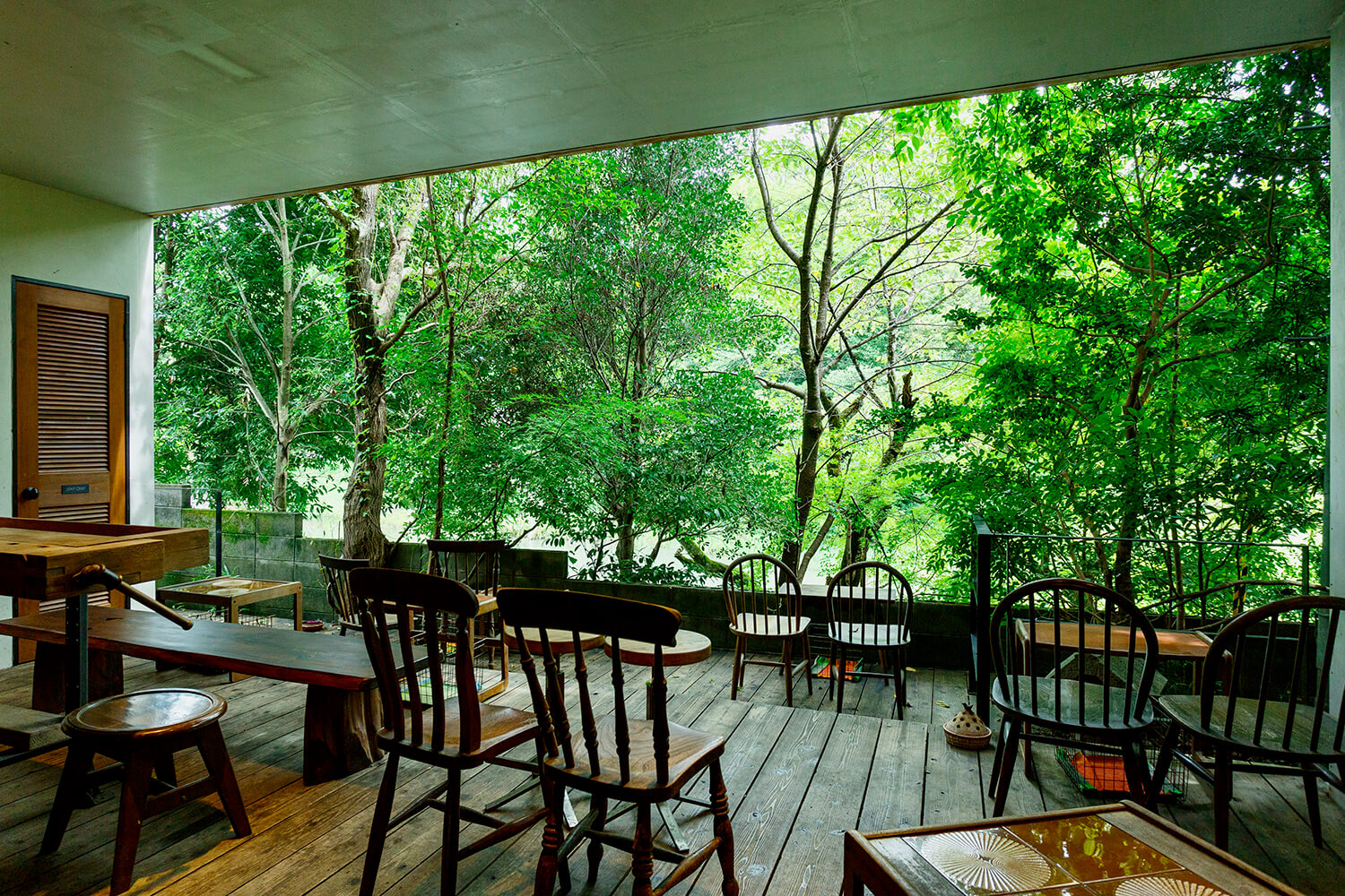 伏見稻荷大社面向屋島池的露台座位。 感覺就像在山裡一樣