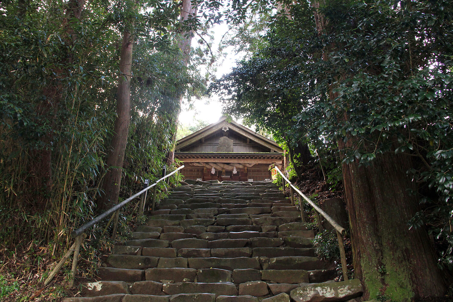 據信它是古代出雲的中心，因為它靠近出雲國府，且神社所在區域周圍有許多古墓