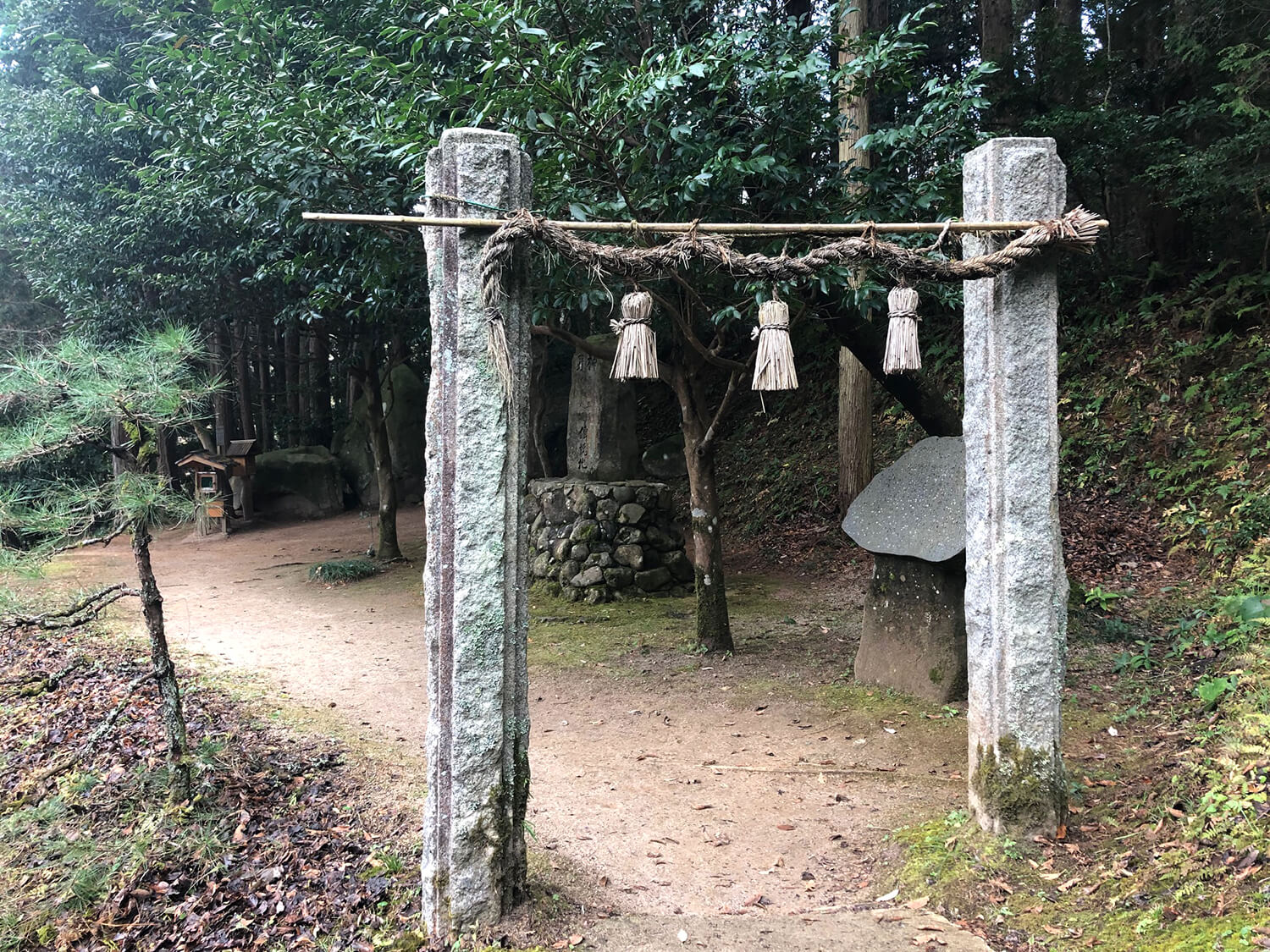 地點位於松江市郊區。 國道斜坡外的深山傳說遺址有一種神秘的氣氛