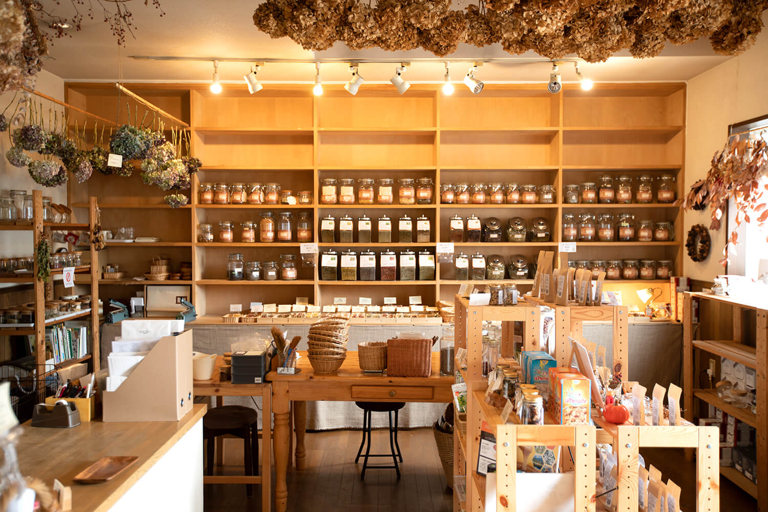 店內擺滿了60多種香草。 天花板上擺放著店主手工製作的繡球花乾花。