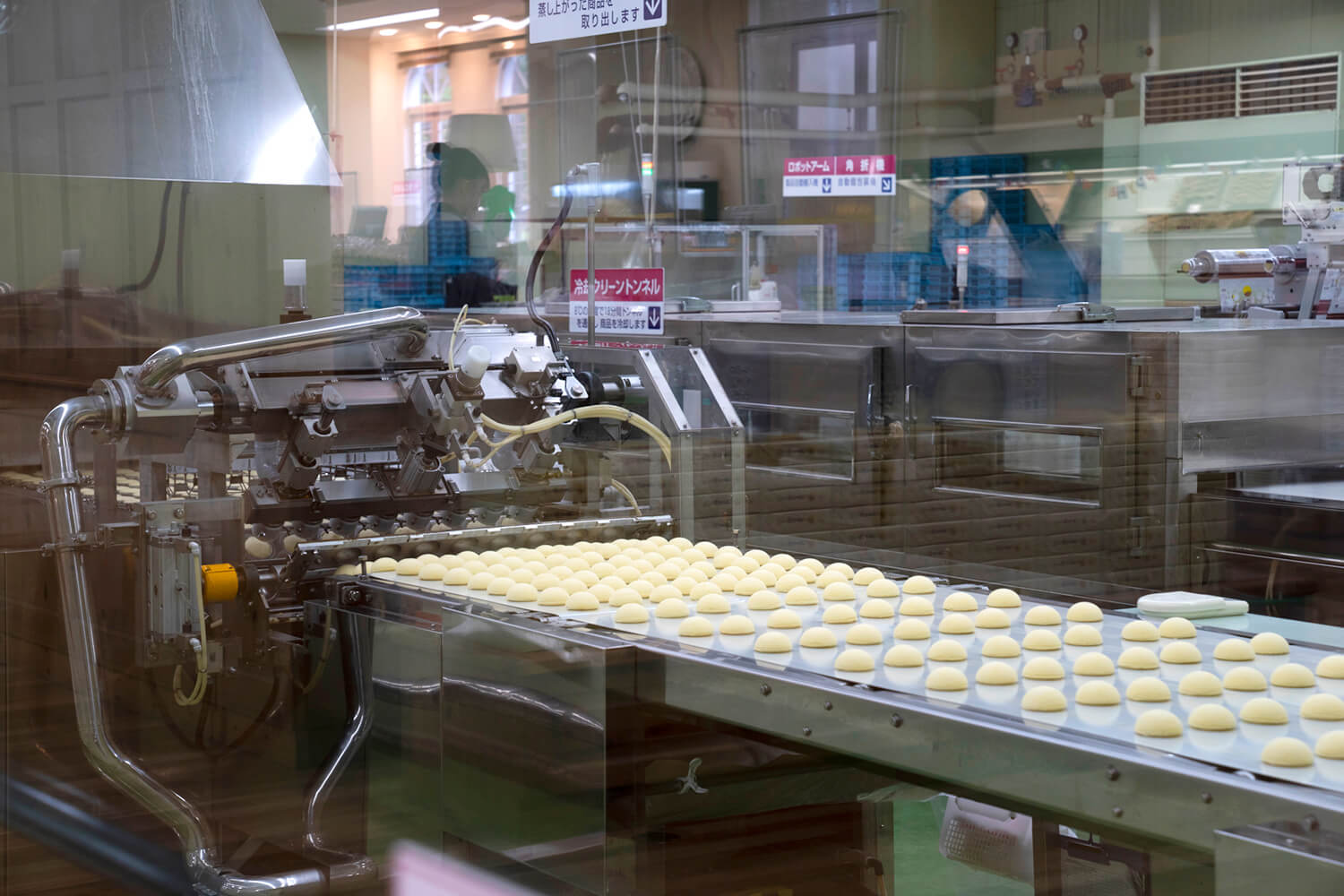 店鋪旁邊的「皇居之月」工廠。 孩子們也對糖果在腰帶上流動的方式著迷。