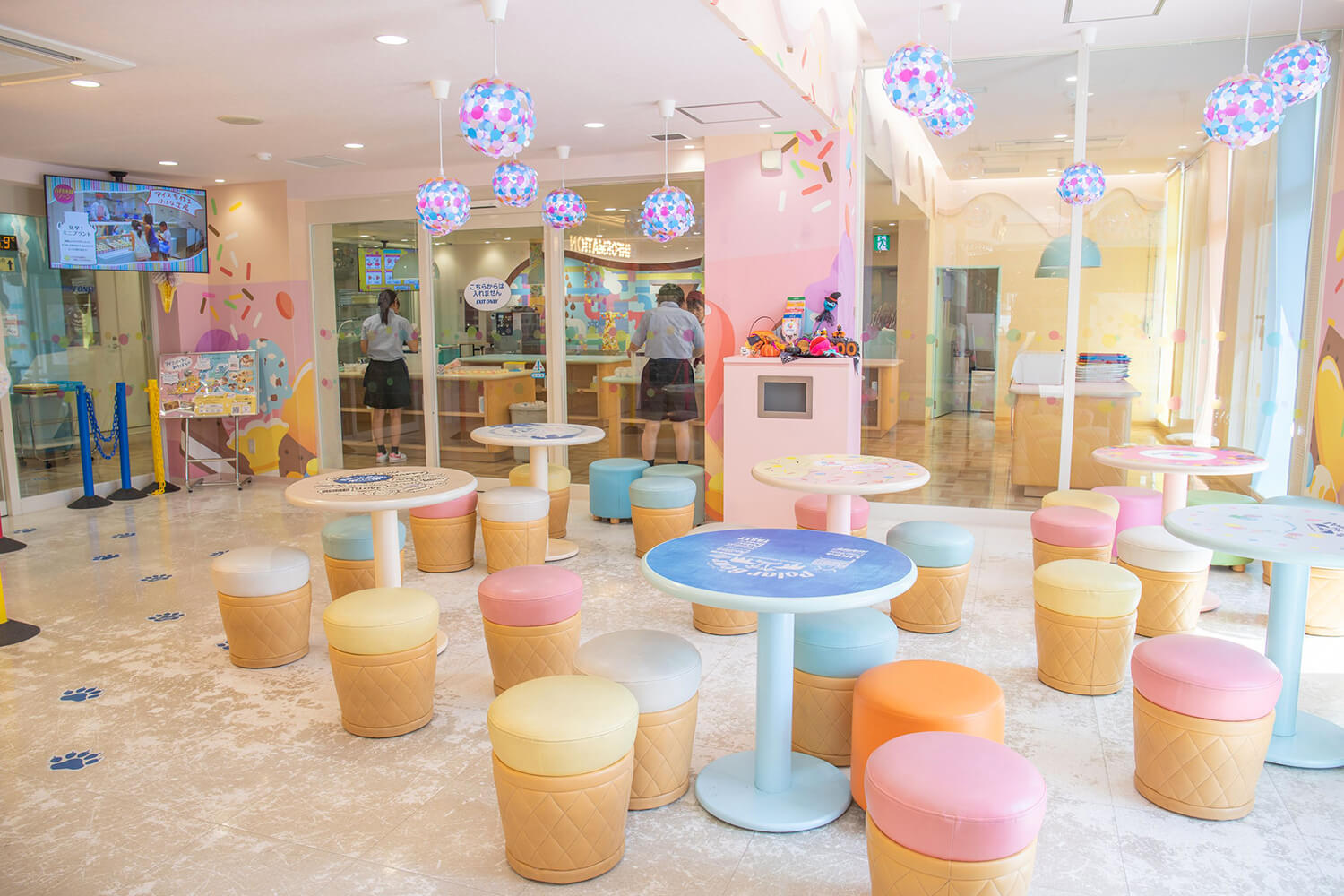 在社區區，您可以悠閒地觀看冰淇淋製作和吃冰淇淋，度過空閒時間。