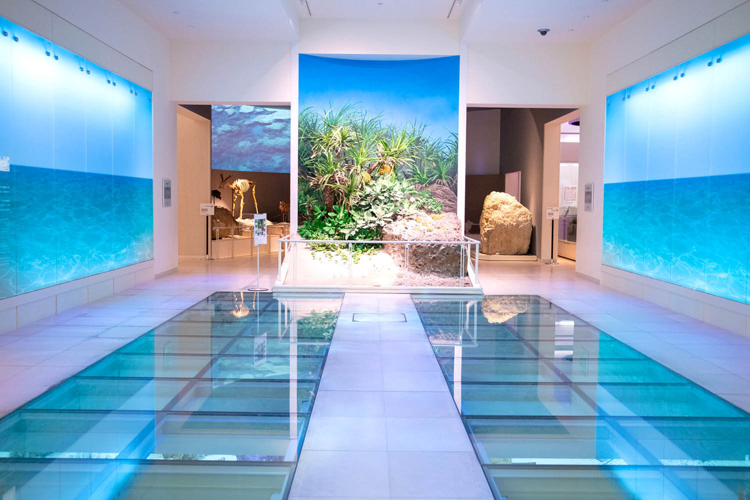 博物館常設展覽的入口沖繩象徵©沖繩的「井野」（沖沖繩中「珊瑚礁環繞的淺海」）。