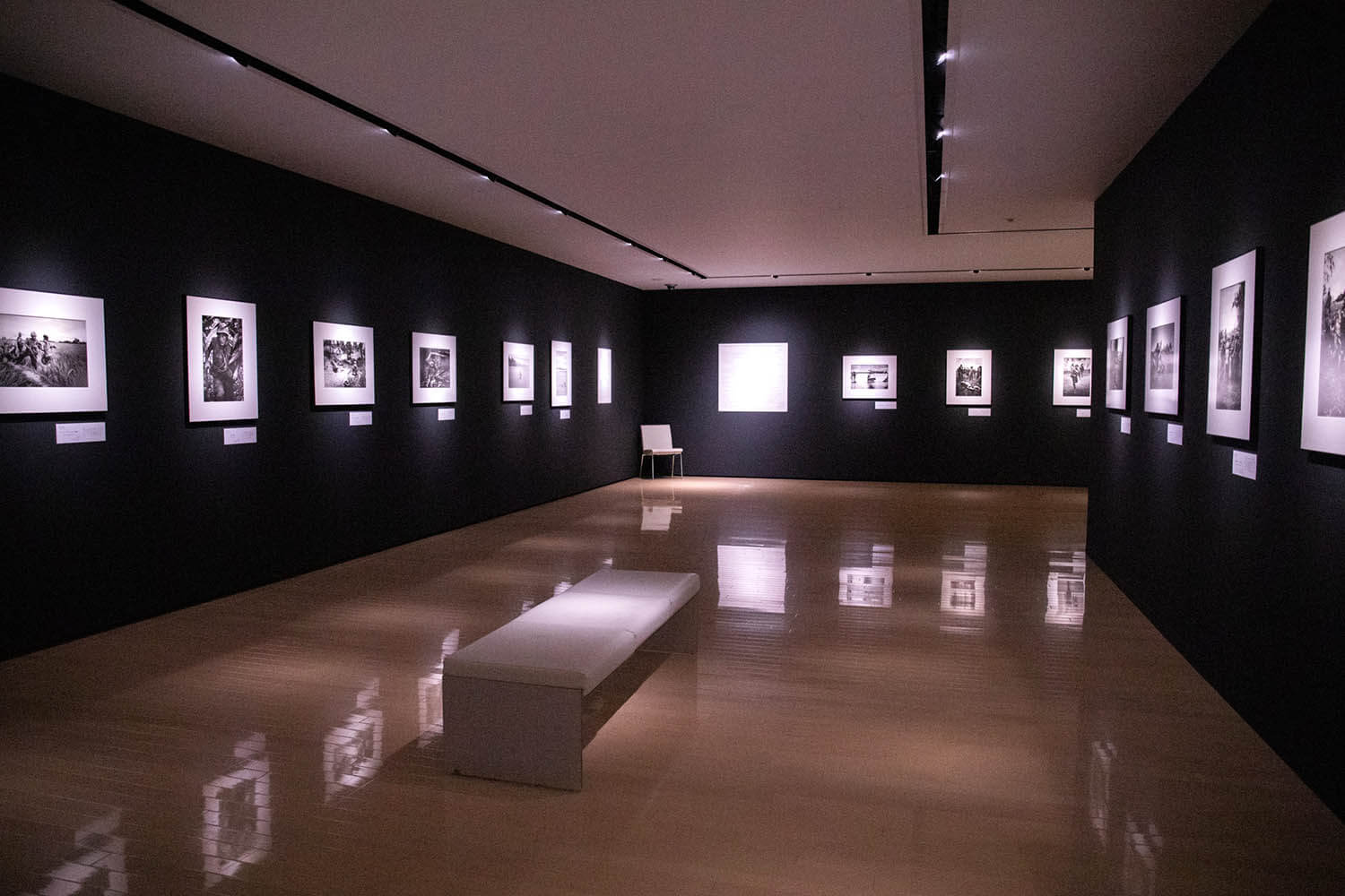 「石川文弘與越戰」展覽於沖沖繩縣立博物館美術館收藏展廳展出（*預定於2022年1月23日結束） ©