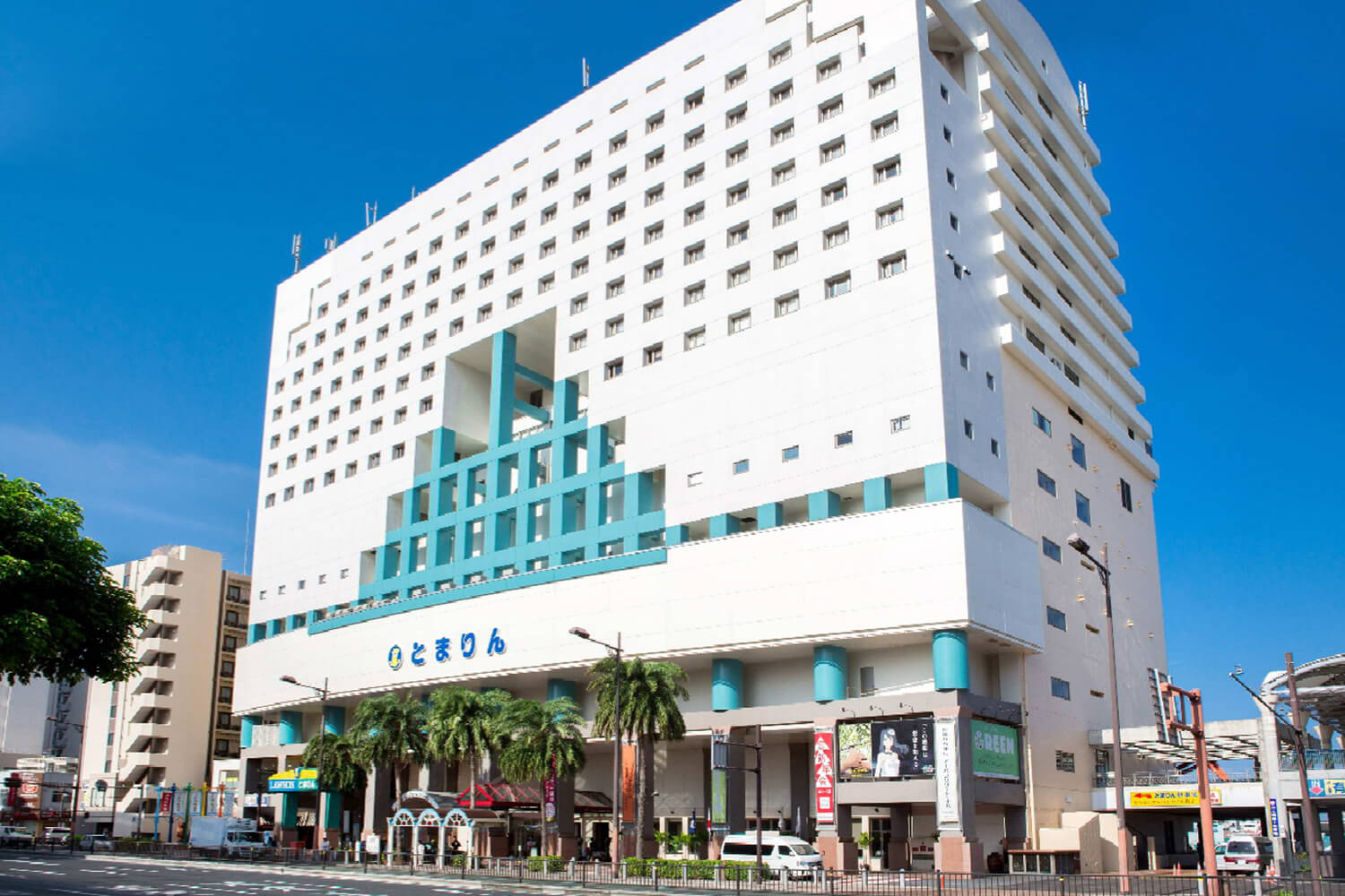 聳立在國道58號線上的終點站大樓，俗稱「富民」