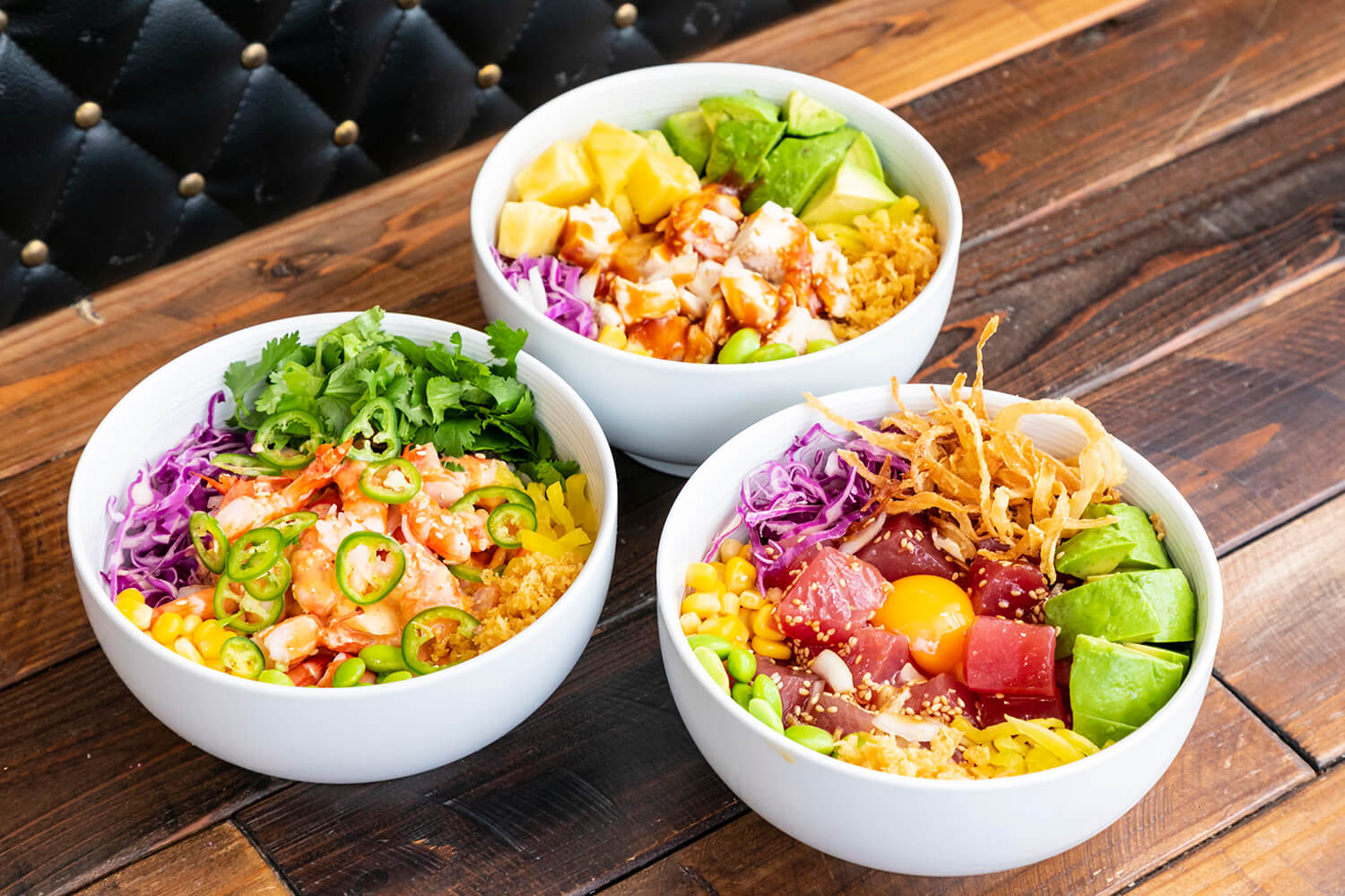 「蝦和墨西哥胡椒 poki 碗」、「雞肉和松樹 poki 碗」和「鮪魚和酪梨 poki 碗」各JPY1296