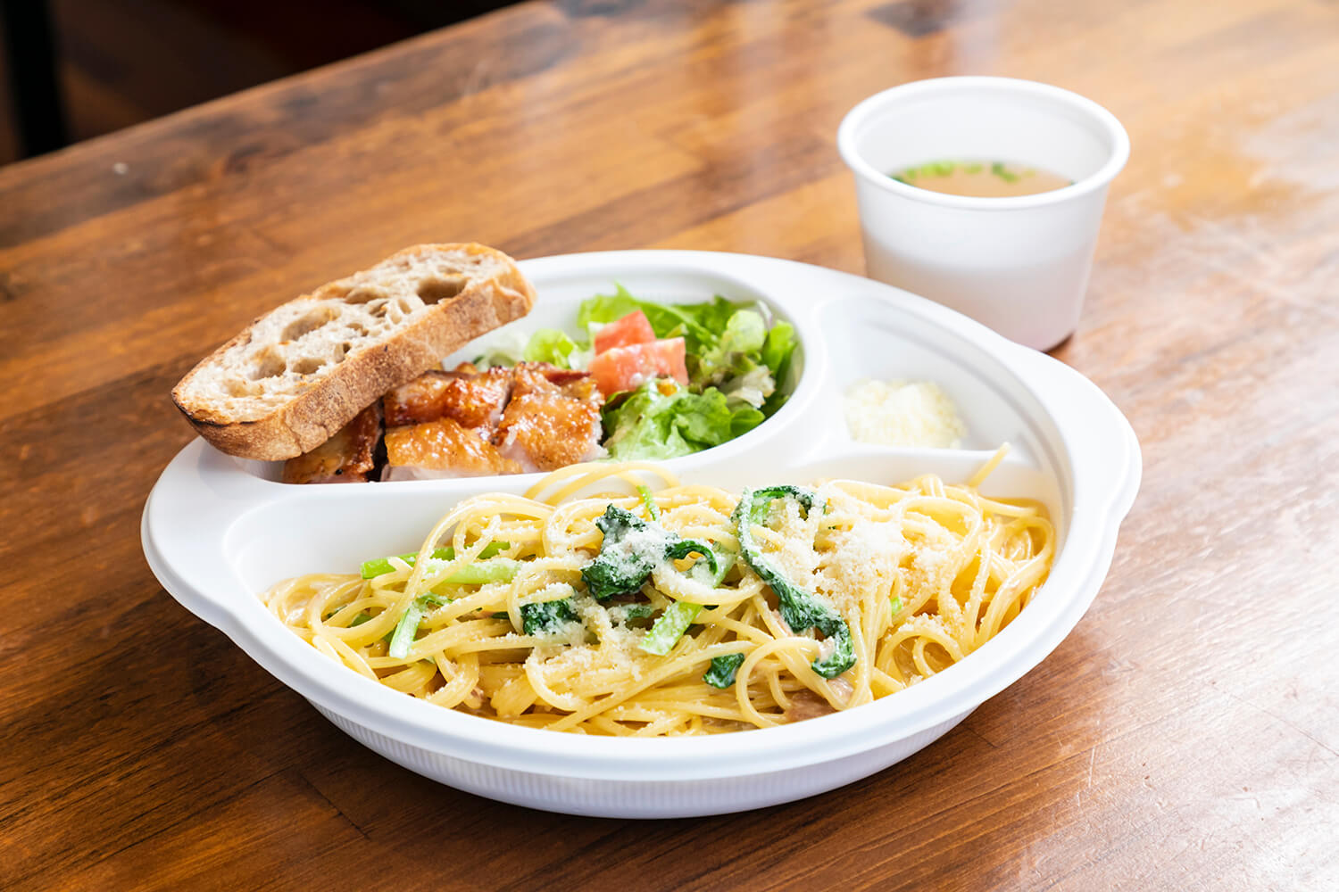 “鯨魚的便當”JPY1000。 主菜可以選擇每日特選義大利麵、起司燉飯和乾咖哩。