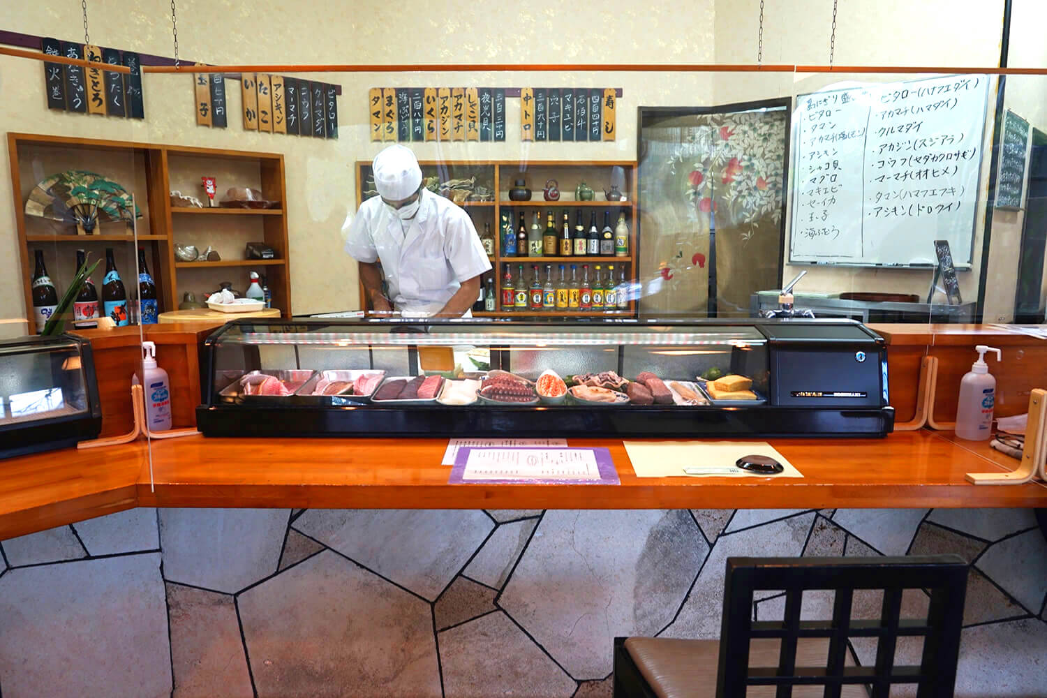 櫥窗裡擺滿了新鮮的魚。 有吧台、桌子座位和榻榻米座位。