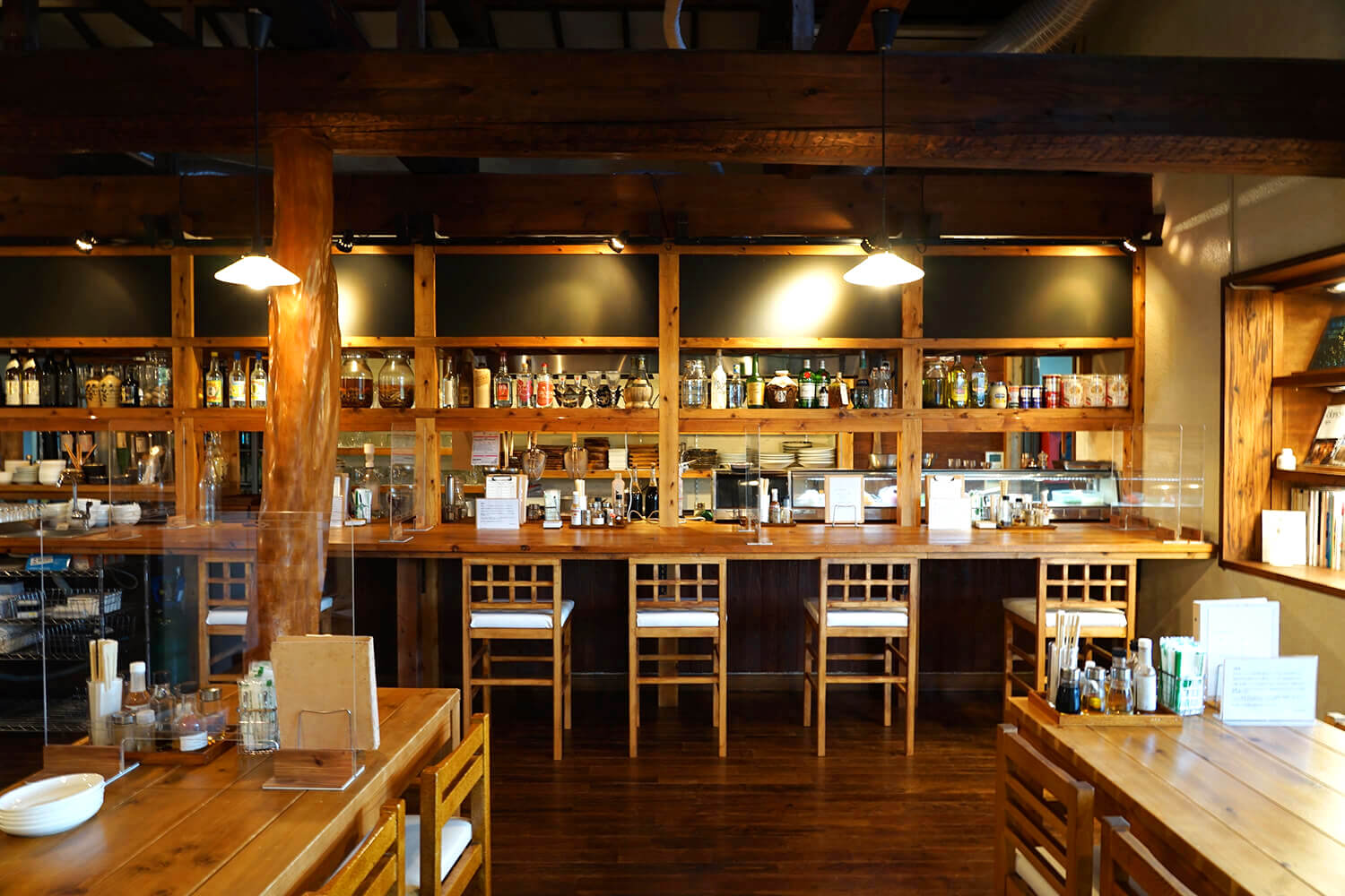 精緻的內飾和內飾都閃耀著店主的感官。 有吧台座位和桌子座位