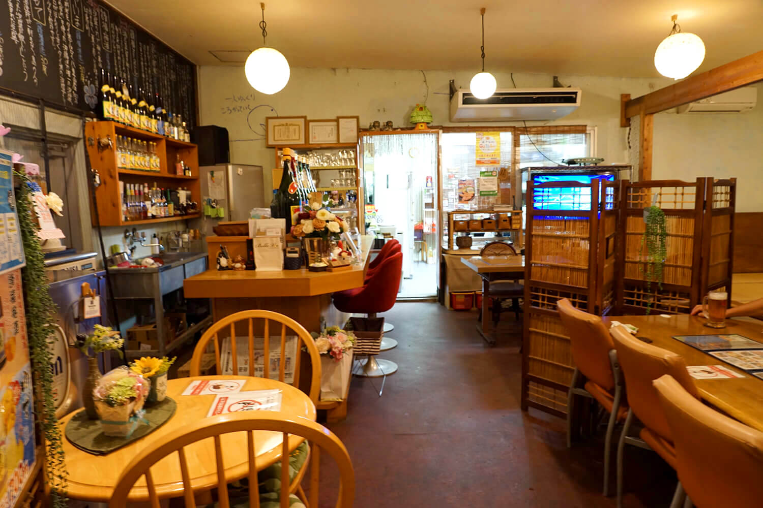 有桌子座位、榻榻米座位和吧台座位，即使是一個人也可以輕鬆進入。