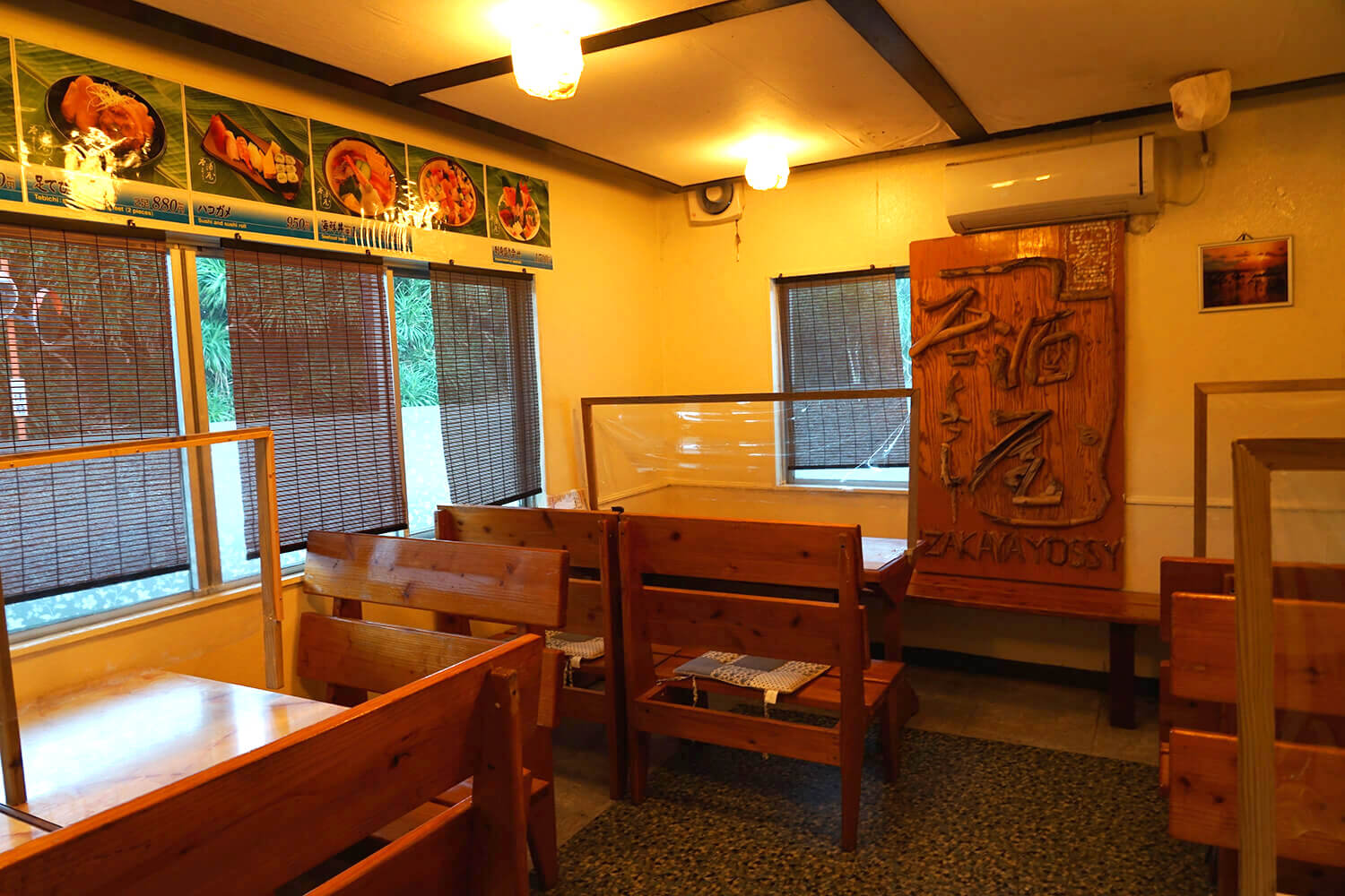 店內空間狹小，環境舒適。 有桌子座位和吧台座位。