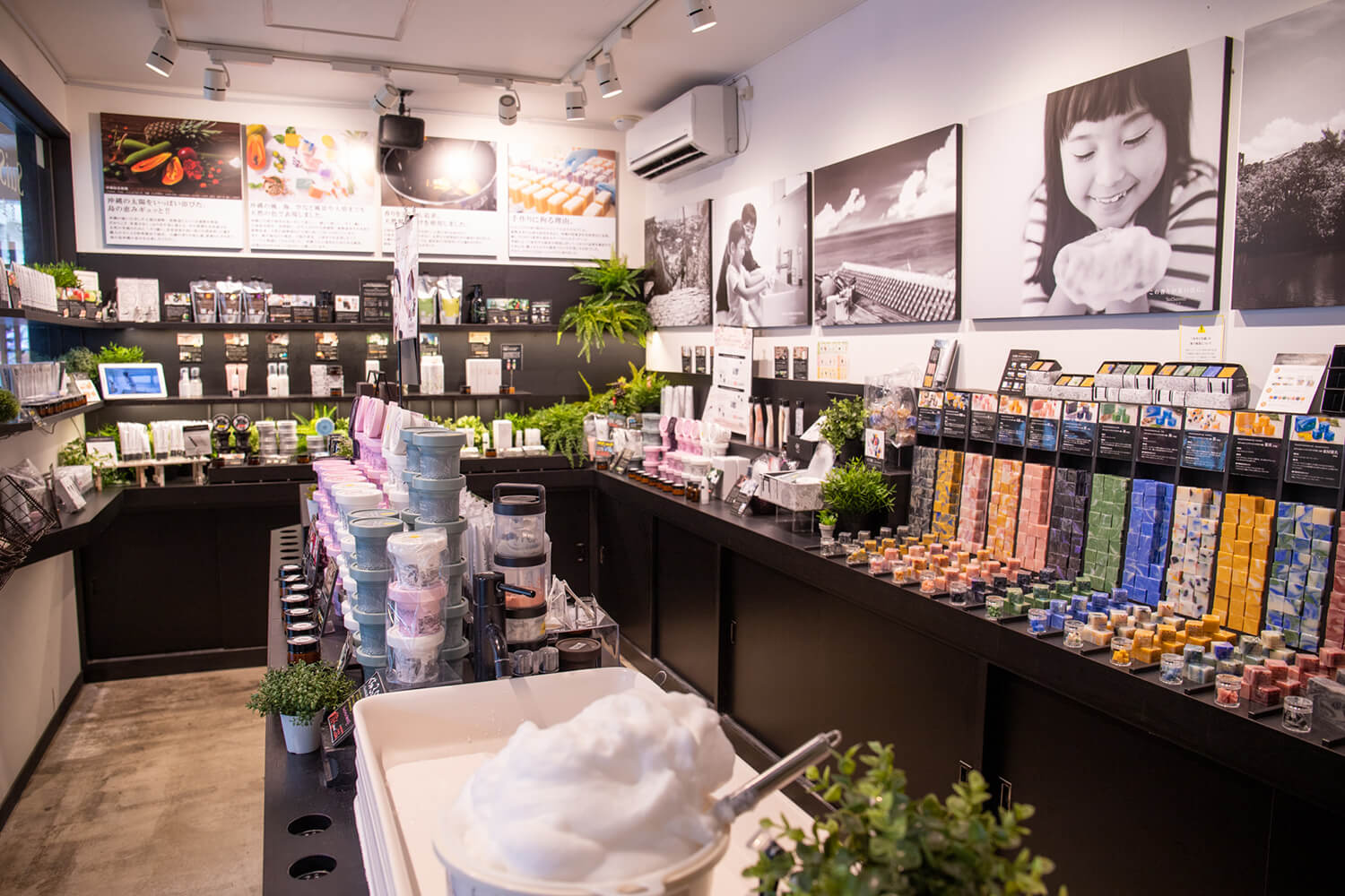 在時尚的商店中央，您可以嘗試一款蓬鬆起泡的洗面奶