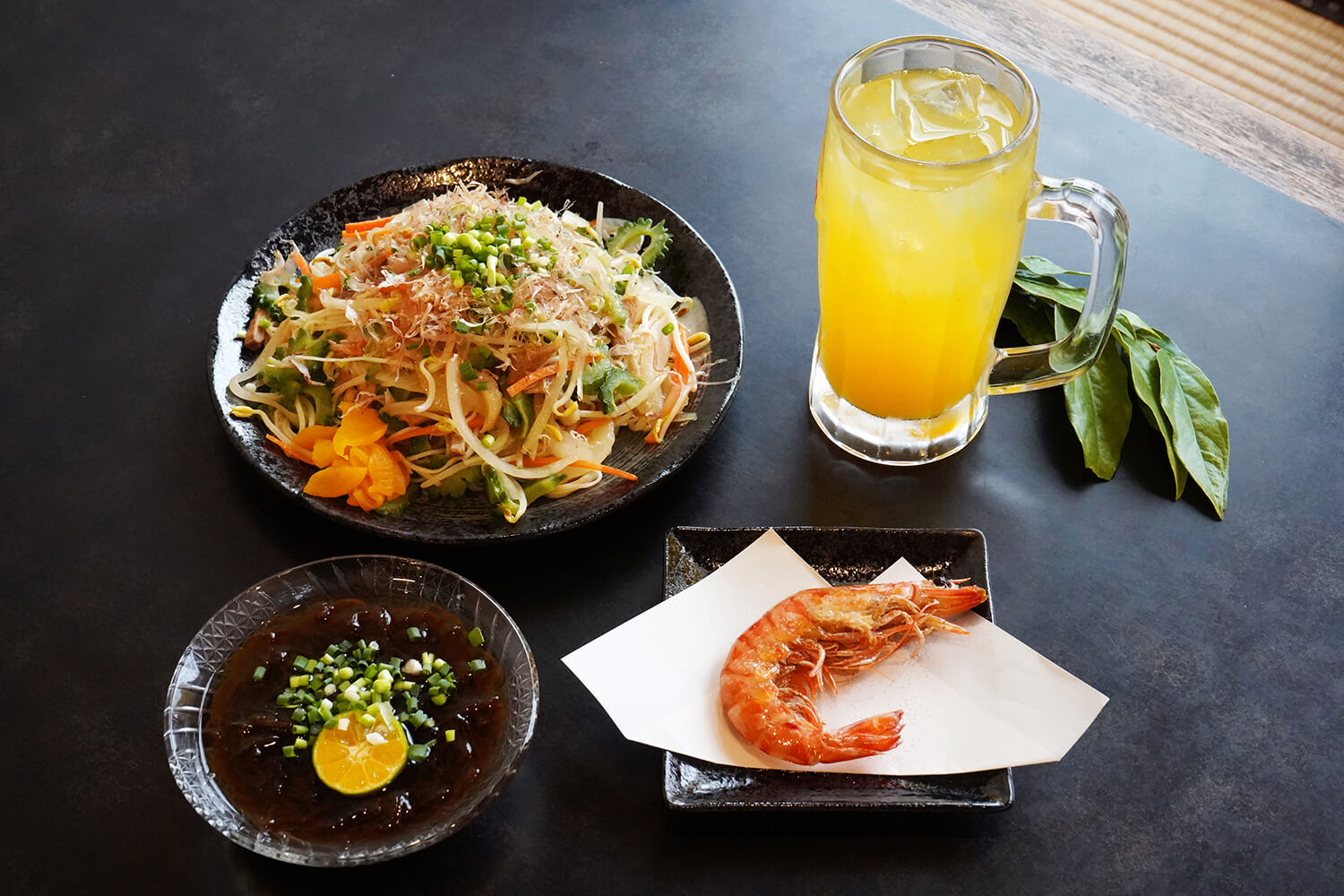 「竹富島炸蝦原汁」一件300日圓、「Somen Champloo」800日圓、「竹富島豆醋」600日圓、「芒果中後」600日圓